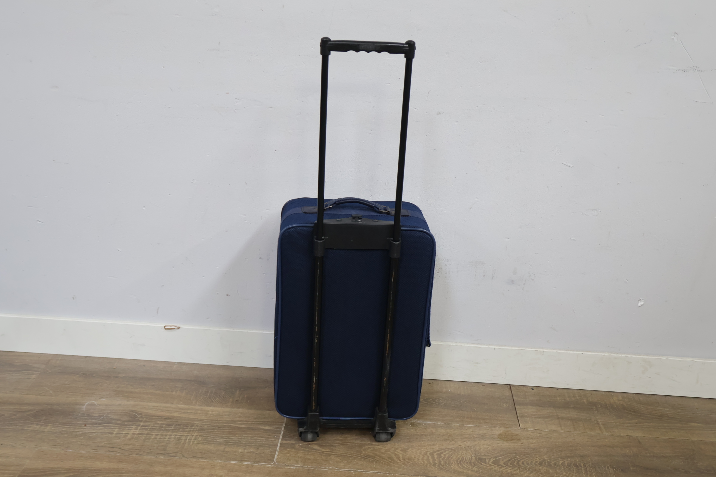 Donkere zachte reiskoffer met uittrekbare handgreep – foto 5 – kavel bij GSD Auctions, Zoeterwoude