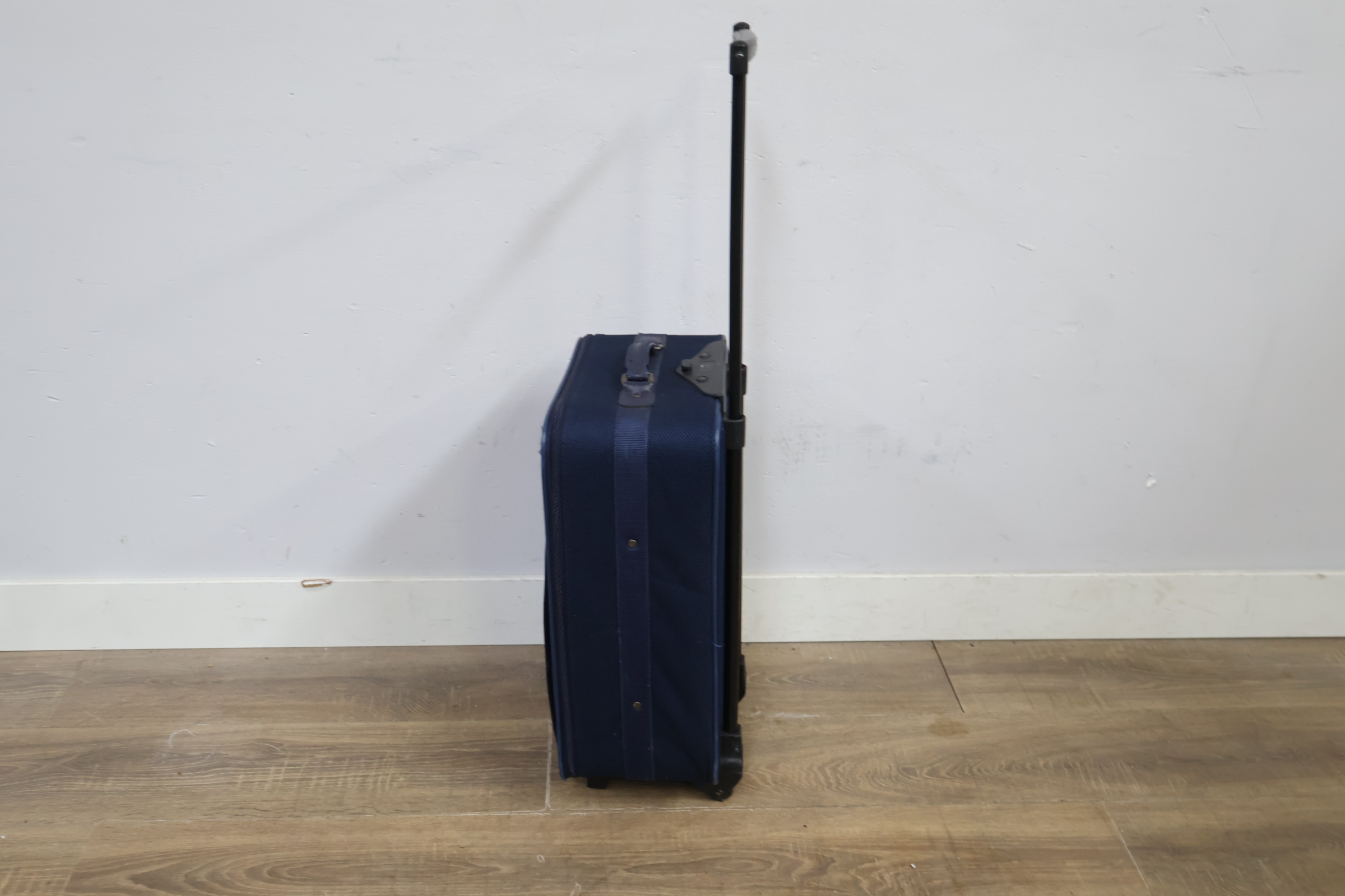 Donkere zachte reiskoffer met uittrekbare handgreep – foto 6 – kavel bij GSD Auctions, Zoeterwoude