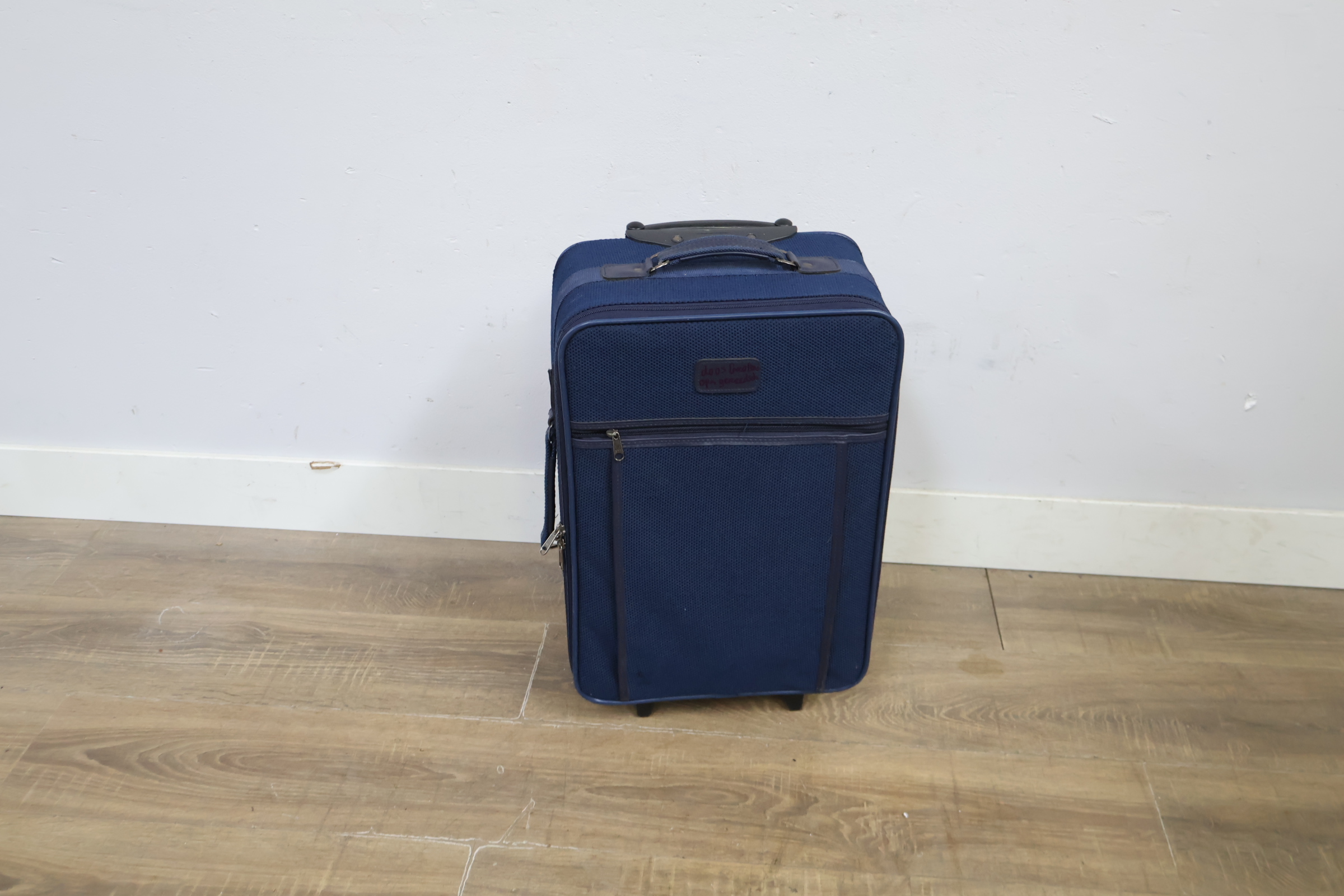 Donkere zachte reiskoffer met uittrekbare handgreep – foto 7 – kavel bij GSD Auctions, Zoeterwoude