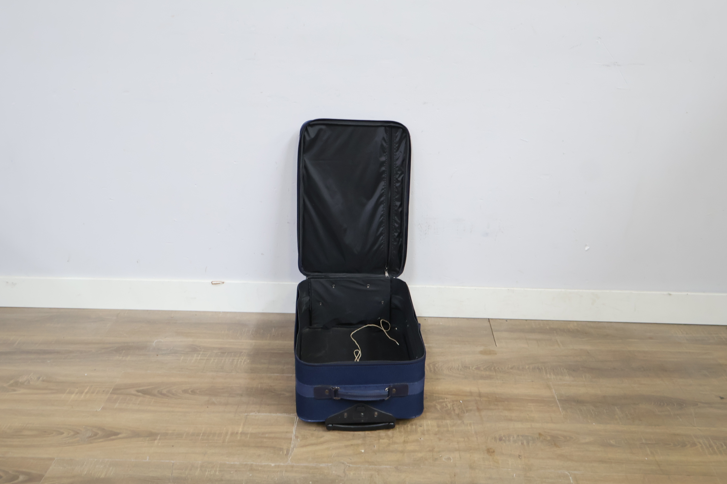 Donkere zachte reiskoffer met uittrekbare handgreep – foto 8 – kavel bij GSD Auctions, Zoeterwoude