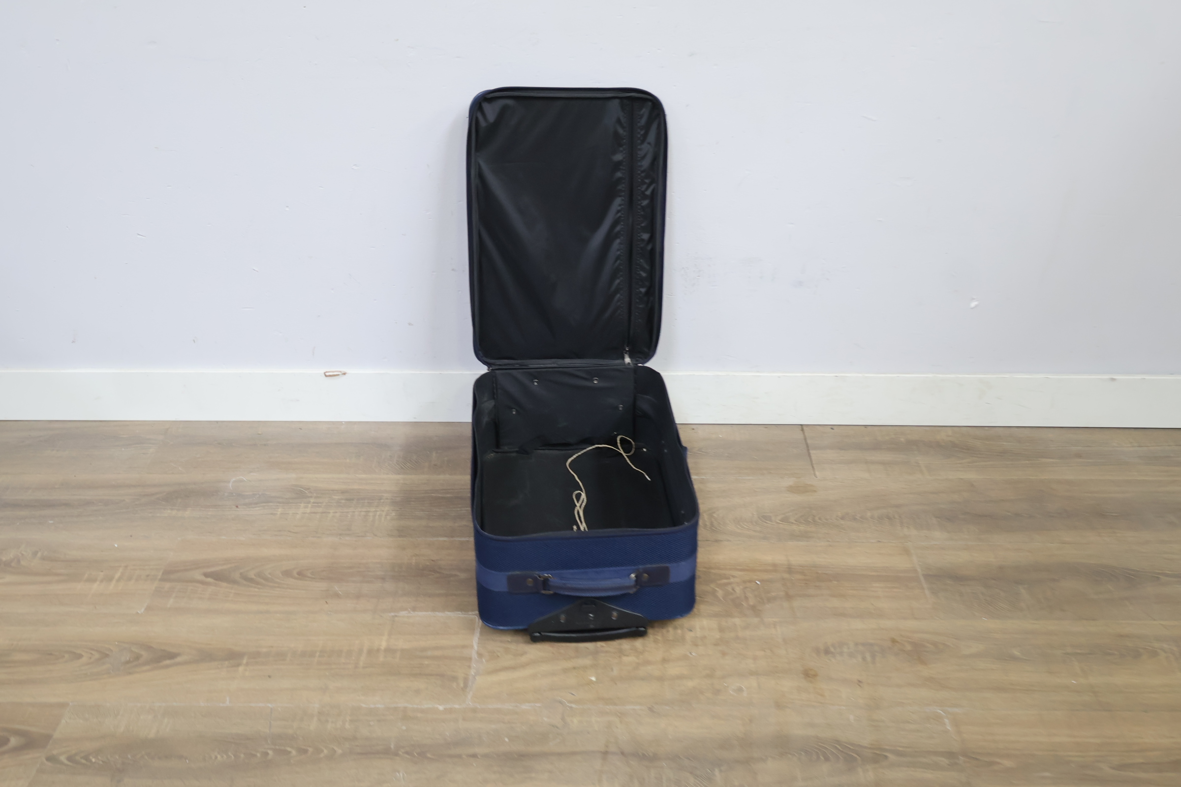 Donkere zachte reiskoffer met uittrekbare handgreep – foto 9 – kavel bij GSD Auctions, Zoeterwoude