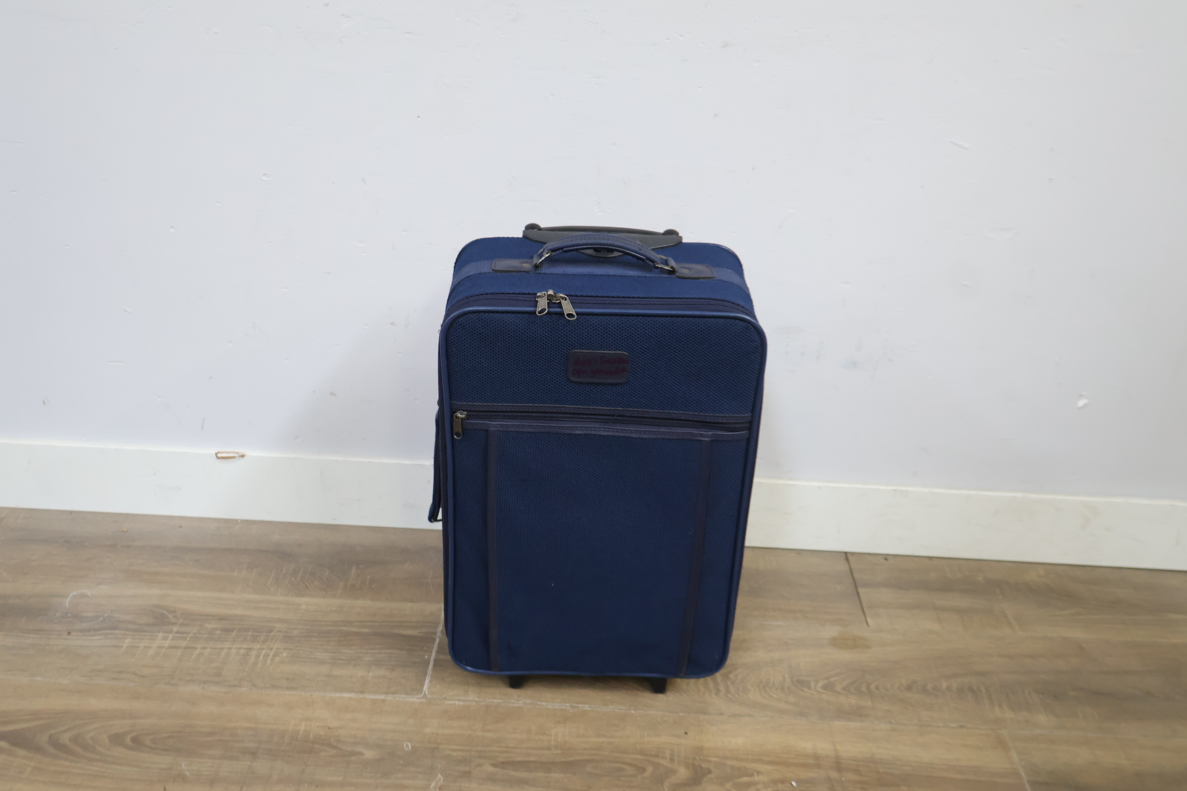 Donkere zachte reiskoffer met uittrekbare handgreep – foto 10 – kavel bij GSD Auctions, Zoeterwoude