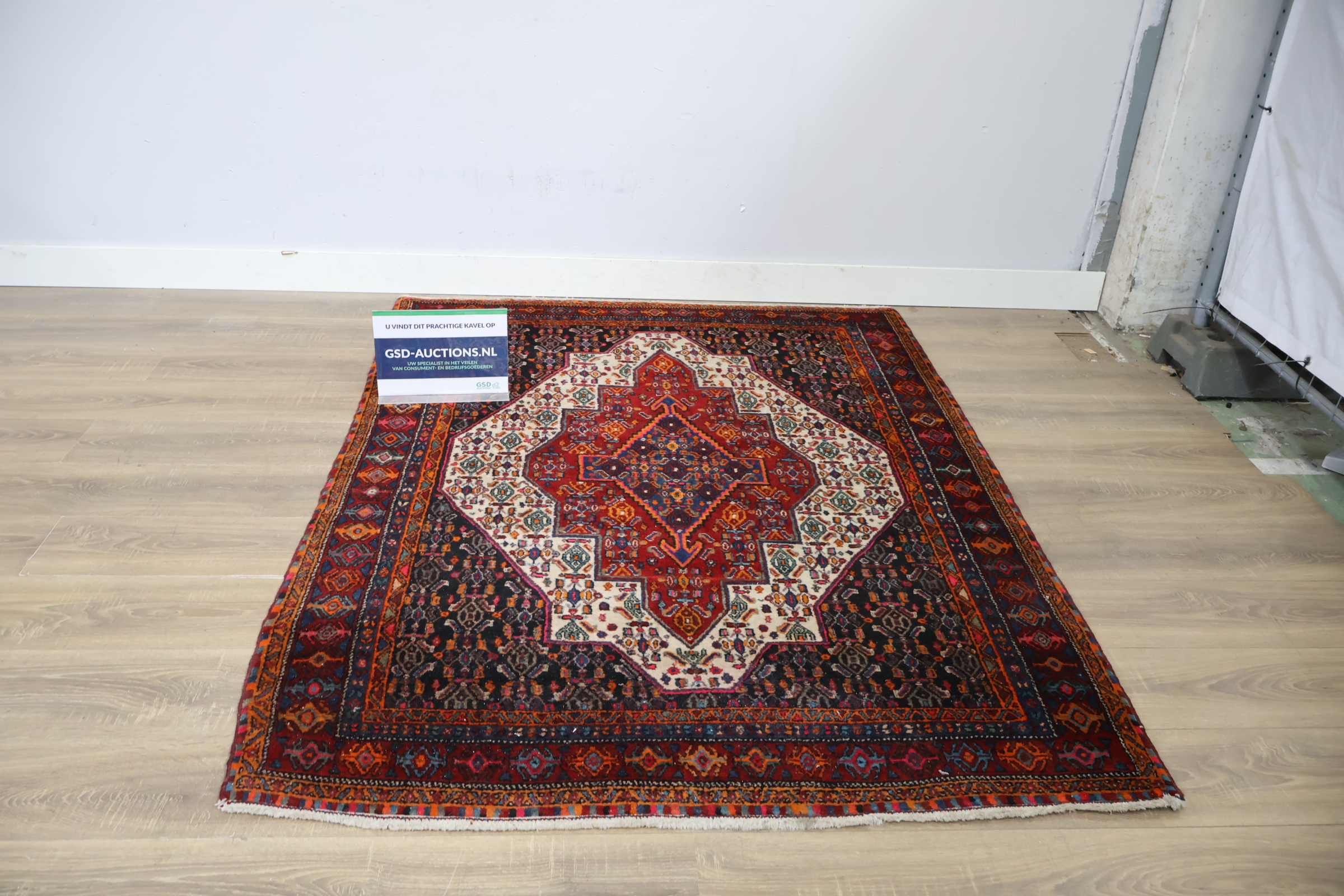 Oosters kleed met geometrisch patroon – foto 2 – kavel bij GSD Auctions, Zoeterwoude