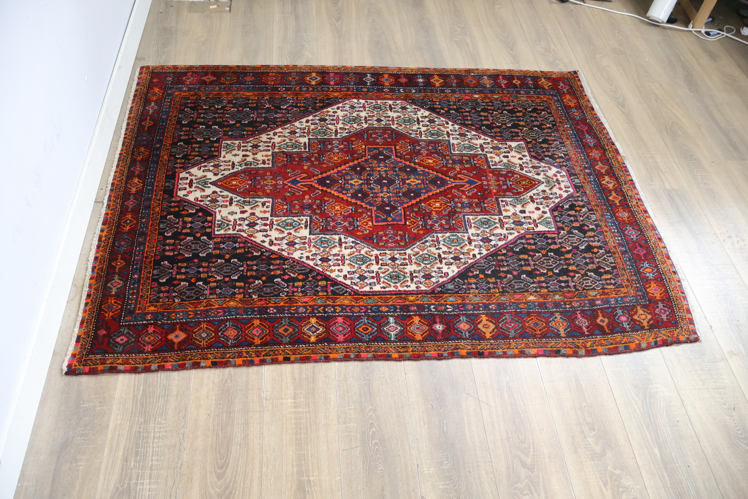 Oosters kleed met geometrisch patroon – foto 3 – kavel bij GSD Auctions, Zoeterwoude