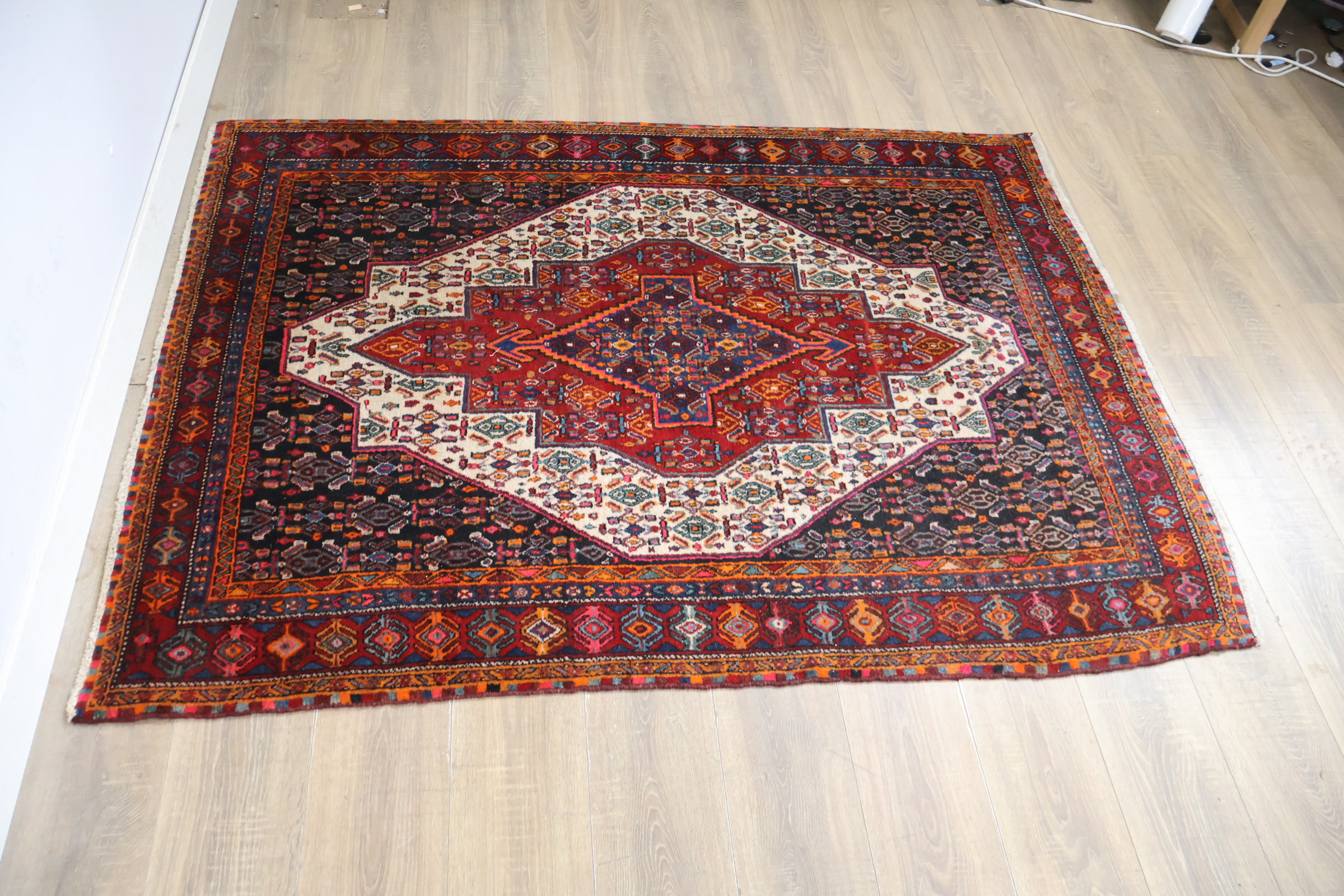 Oosters kleed met geometrisch patroon – foto 4 – kavel bij GSD Auctions, Zoeterwoude
