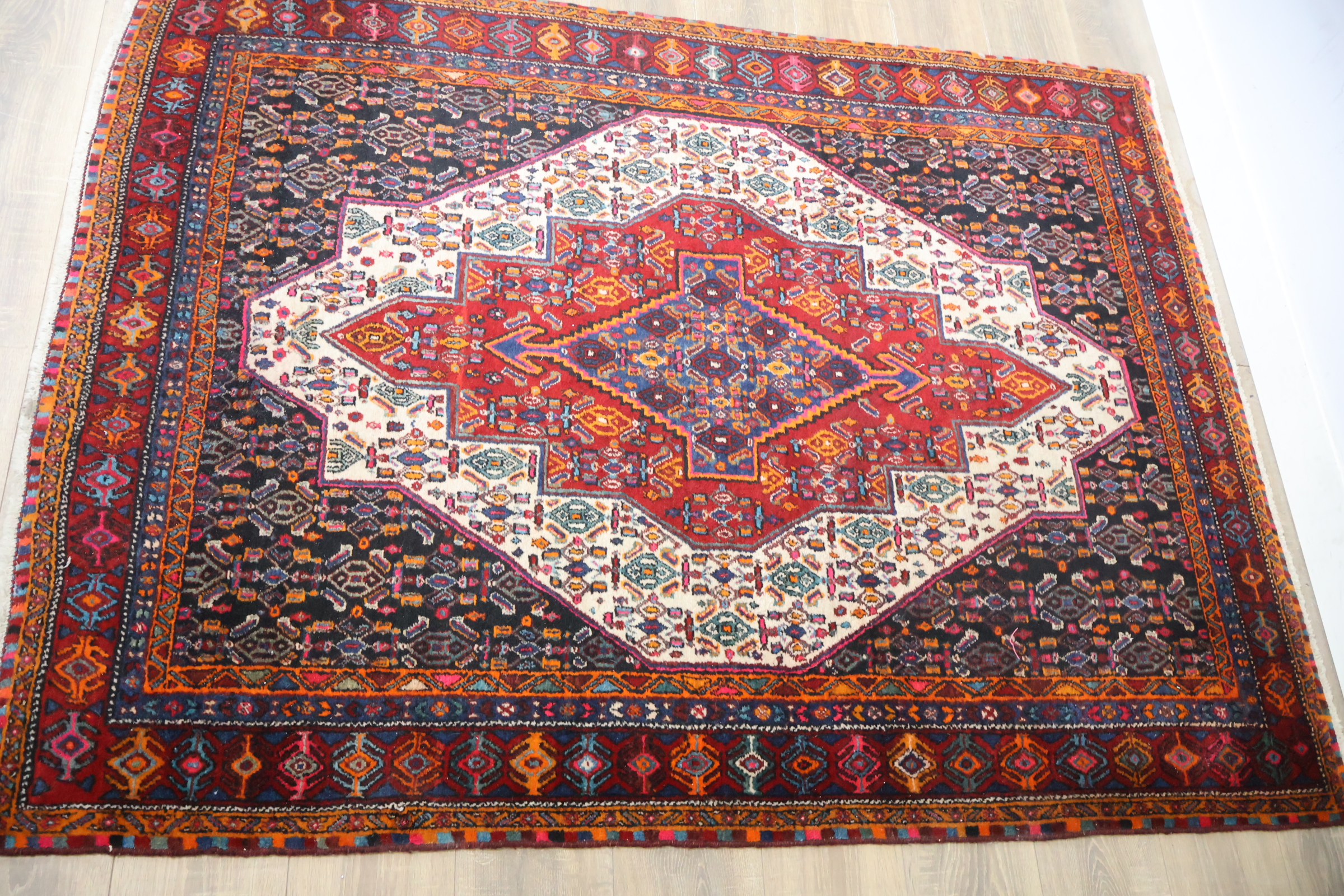 Oosters kleed met geometrisch patroon – foto 5 – kavel bij GSD Auctions, Zoeterwoude
