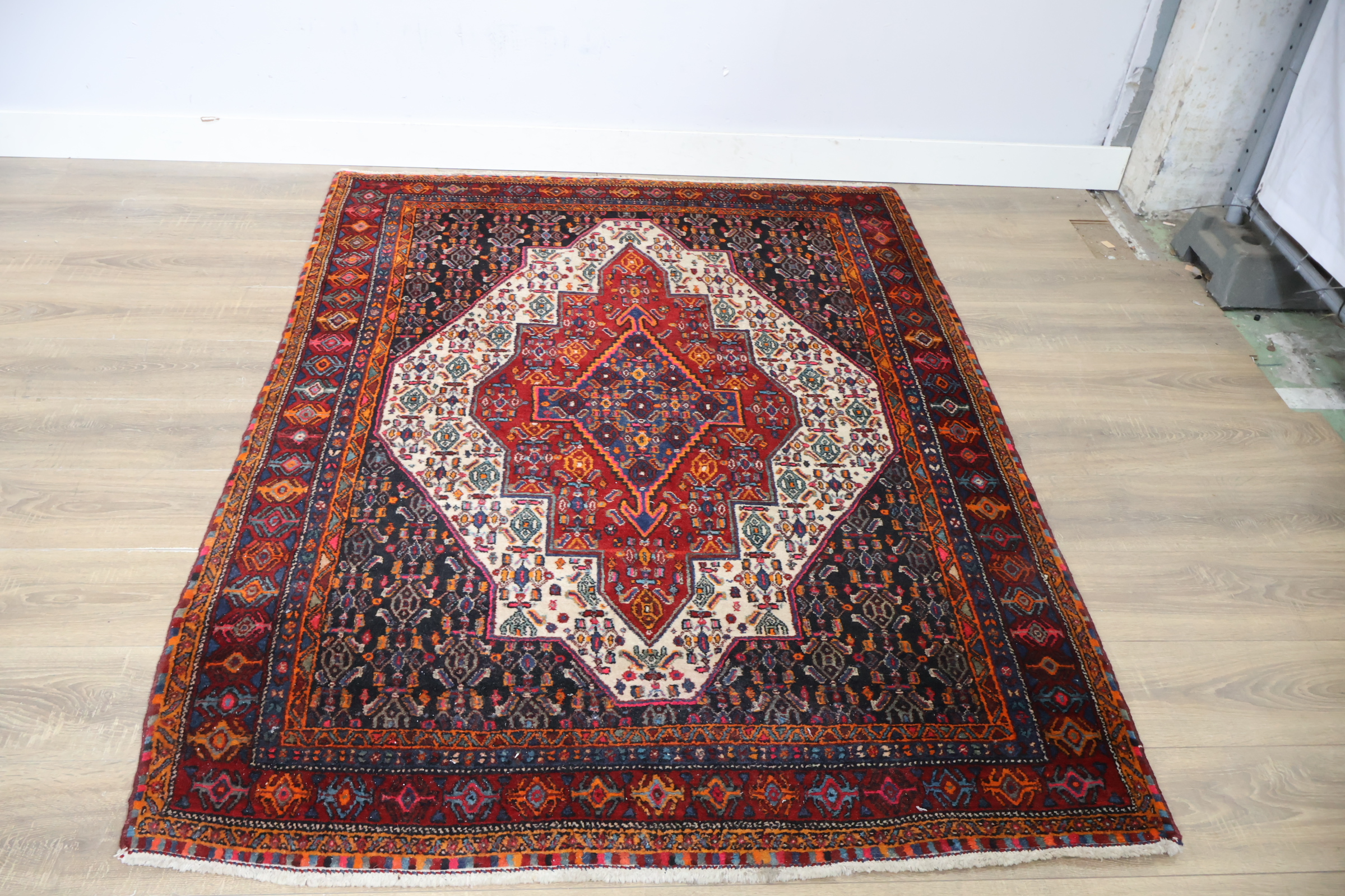 Oosters kleed met geometrisch patroon – foto 6 – kavel bij GSD Auctions, Zoeterwoude