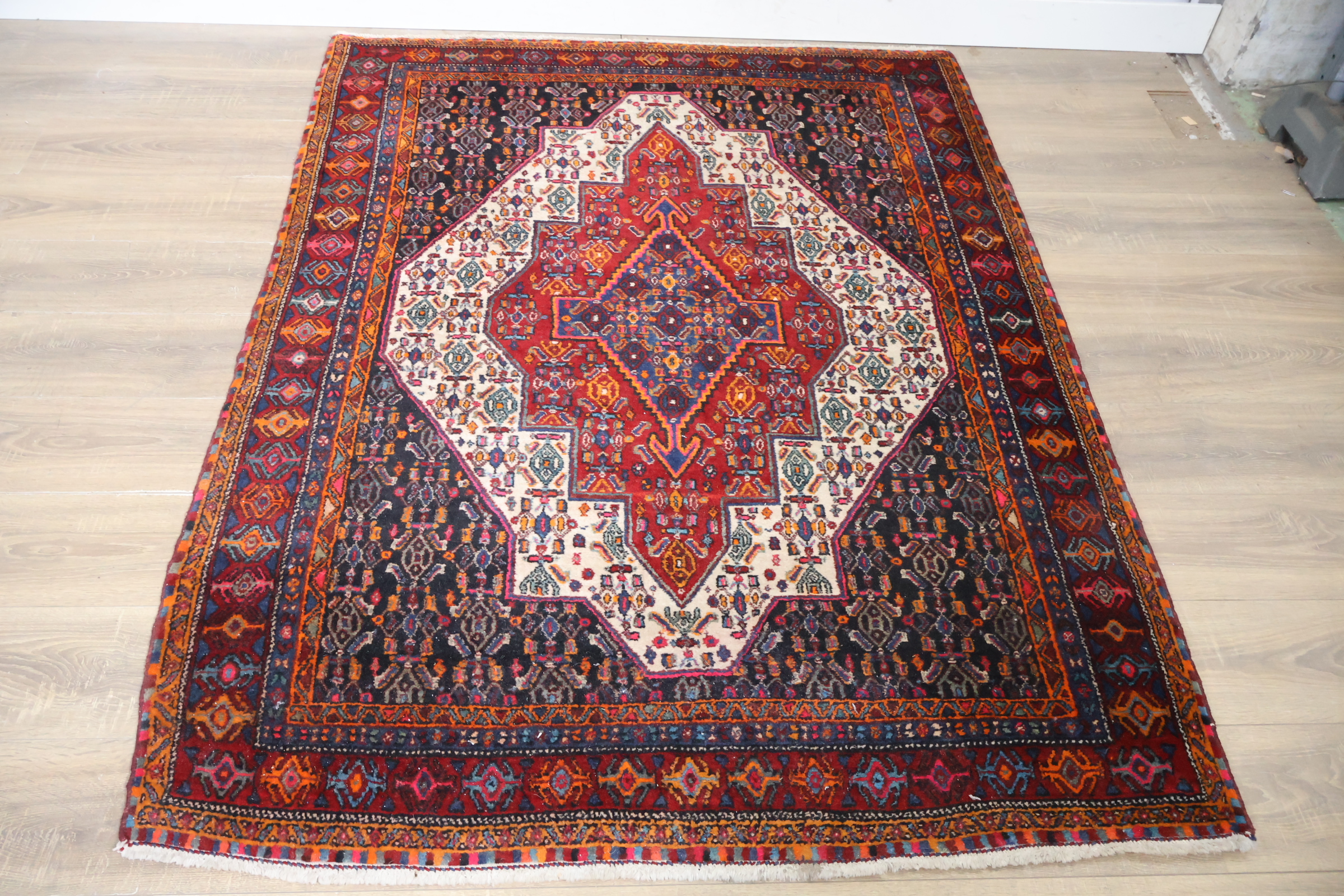 Oosters kleed met geometrisch patroon – foto 7 – kavel bij GSD Auctions, Zoeterwoude