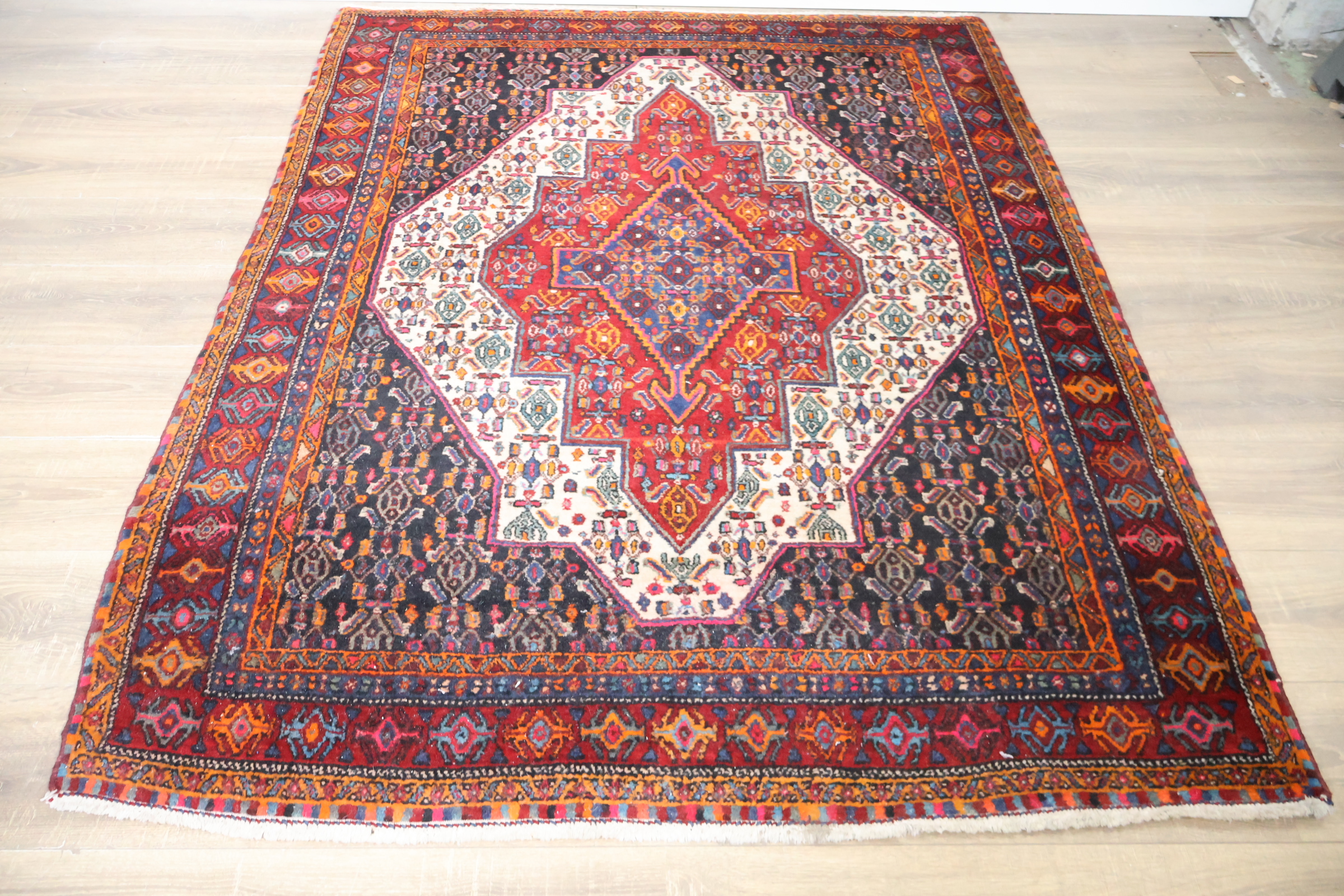 Oosters kleed met geometrisch patroon – foto 9 – kavel bij GSD Auctions, Zoeterwoude
