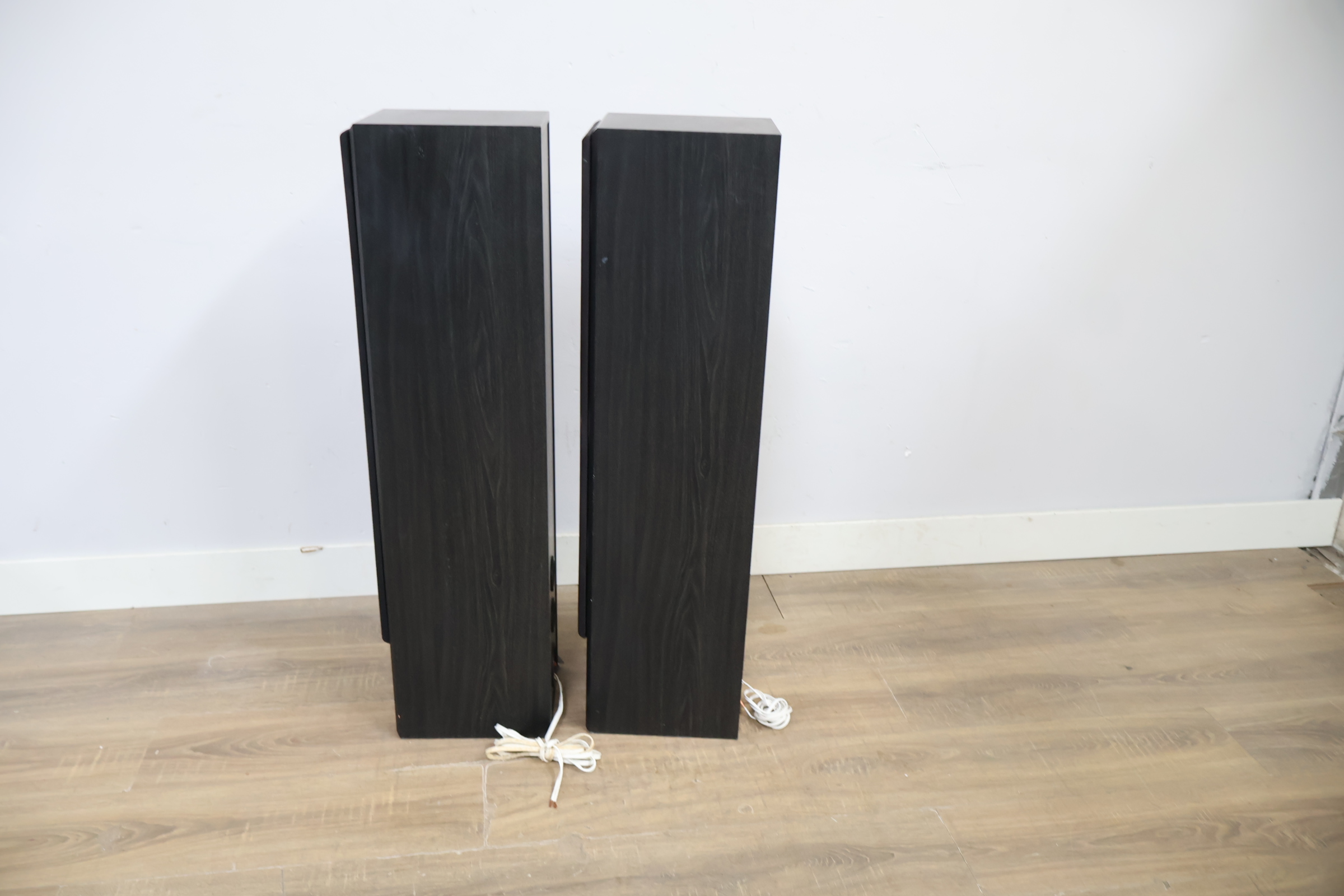 Set zwarte luidsprekers – foto 10 – kavel bij GSD Auctions, Zoeterwoude