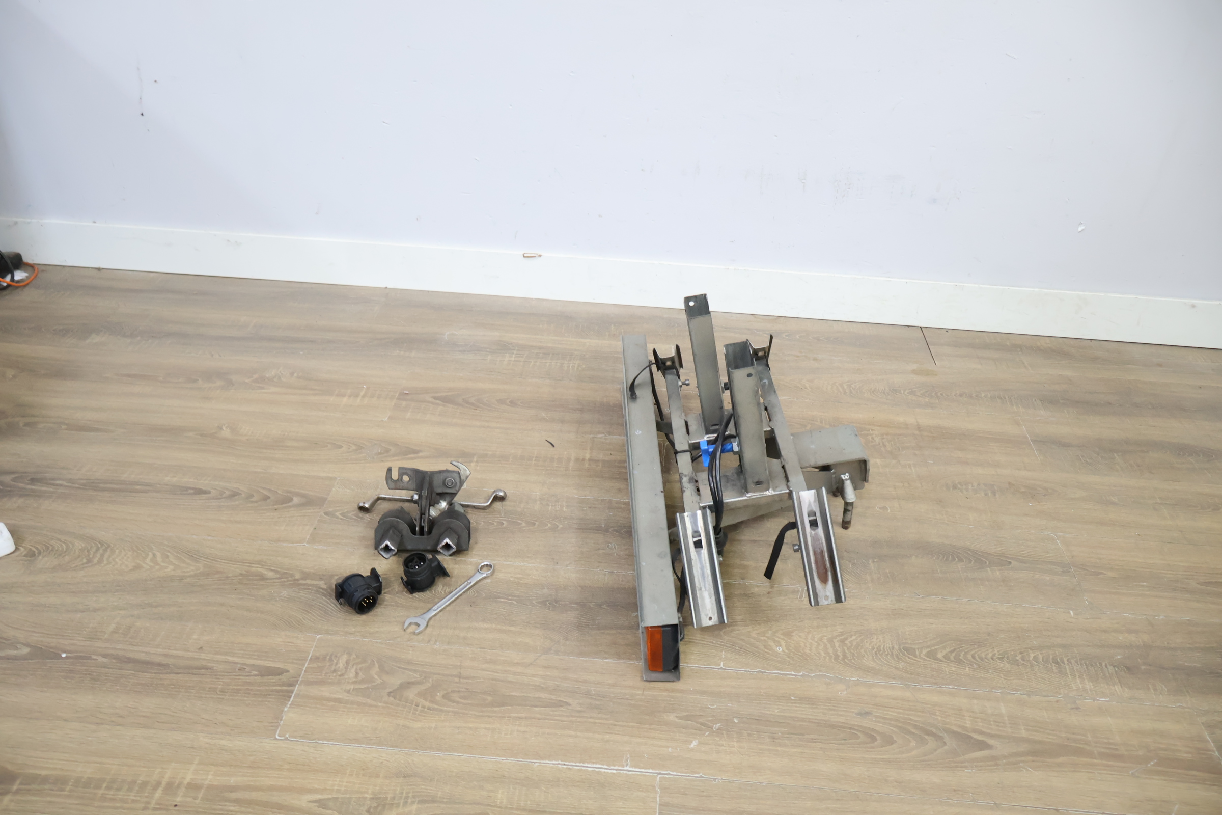 Fietsendrager met toebehoren – foto 3 – kavel bij GSD Auctions, Zoeterwoude