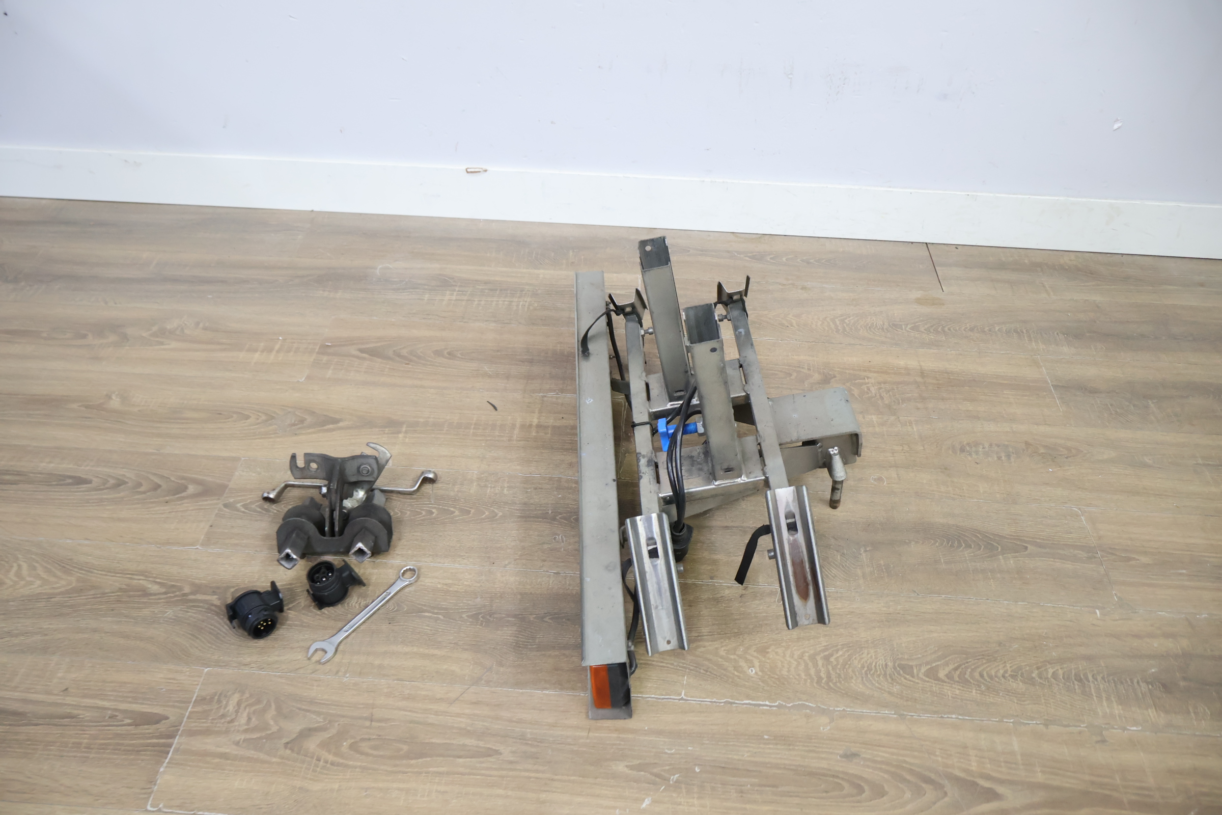 Fietsendrager met toebehoren – foto 4 – kavel bij GSD Auctions, Zoeterwoude