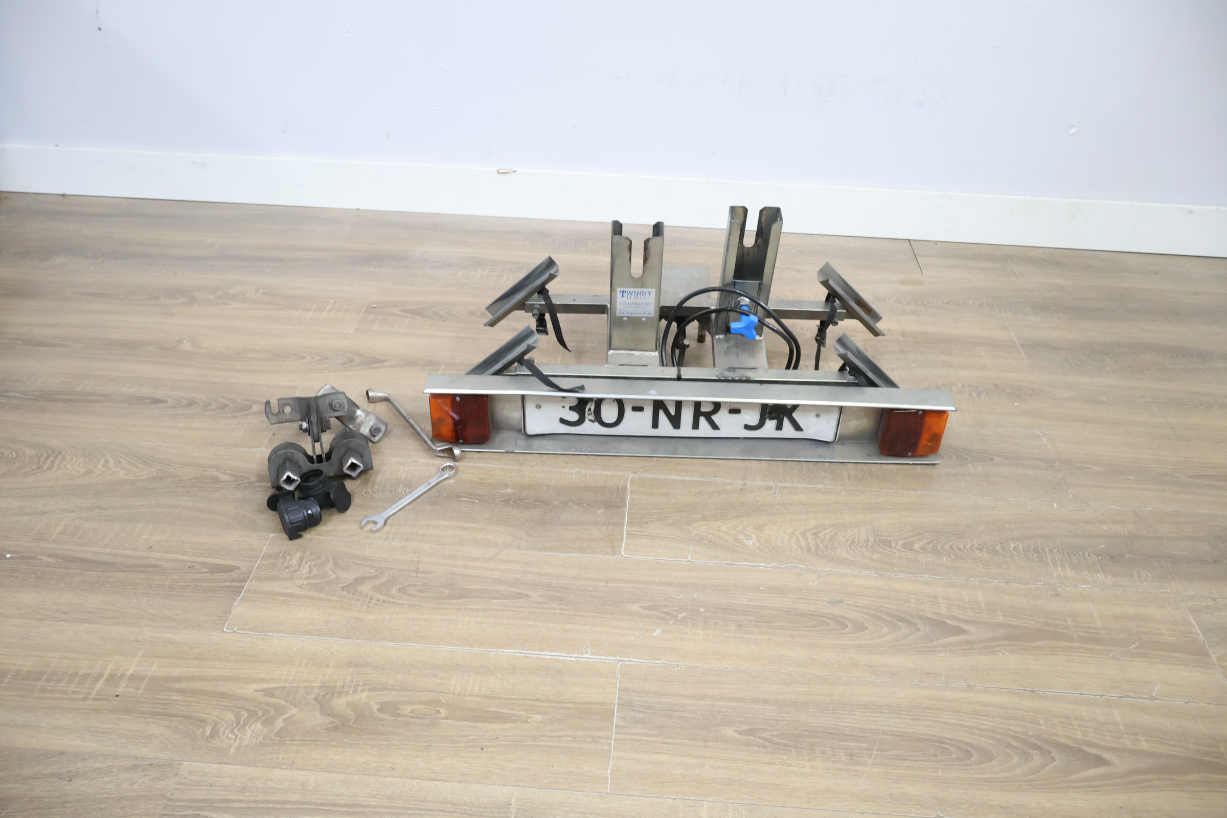 Fietsendrager met toebehoren – foto 5 – kavel bij GSD Auctions, Zoeterwoude