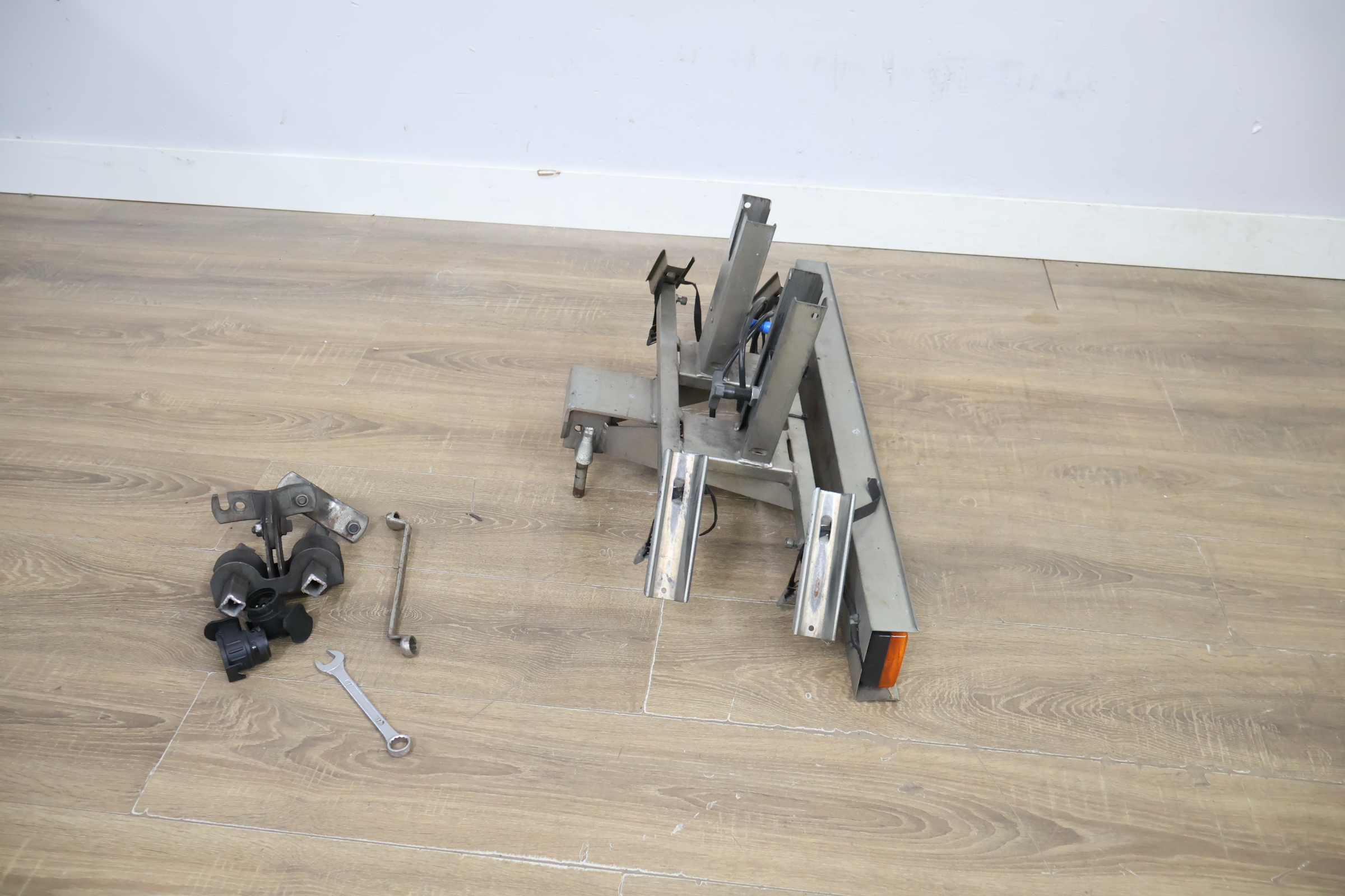 Fietsendrager met toebehoren – foto 8 – kavel bij GSD Auctions, Zoeterwoude