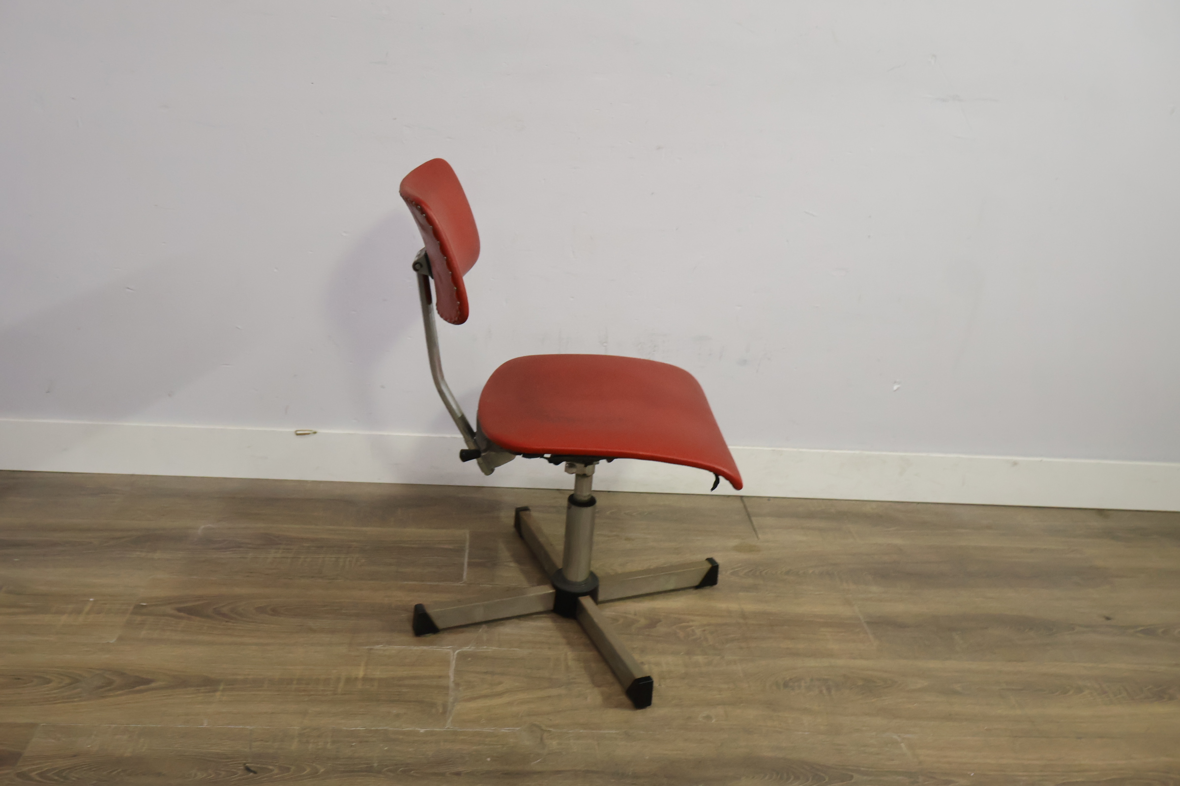Rode industrieel bureaustoel met metalen frame – foto 3 – kavel bij GSD Auctions, Zoeterwoude