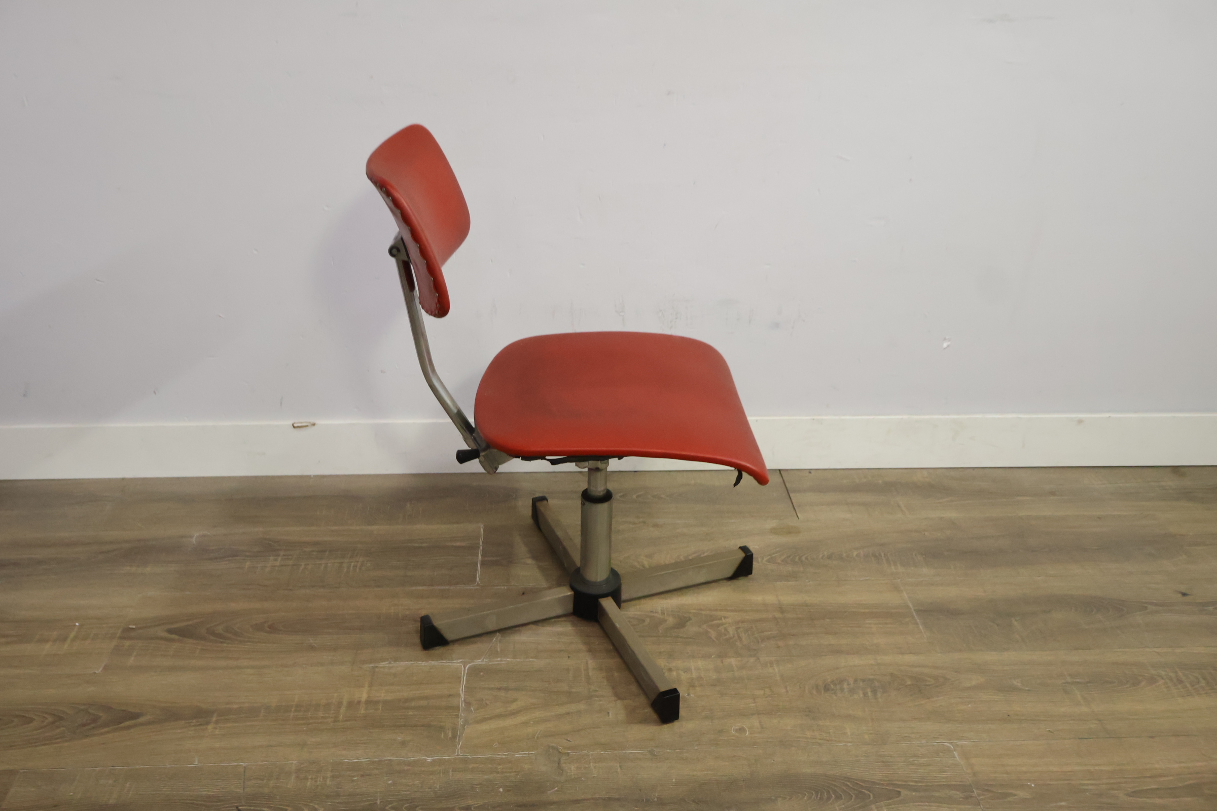 Rode industrieel bureaustoel met metalen frame – foto 4 – kavel bij GSD Auctions, Zoeterwoude