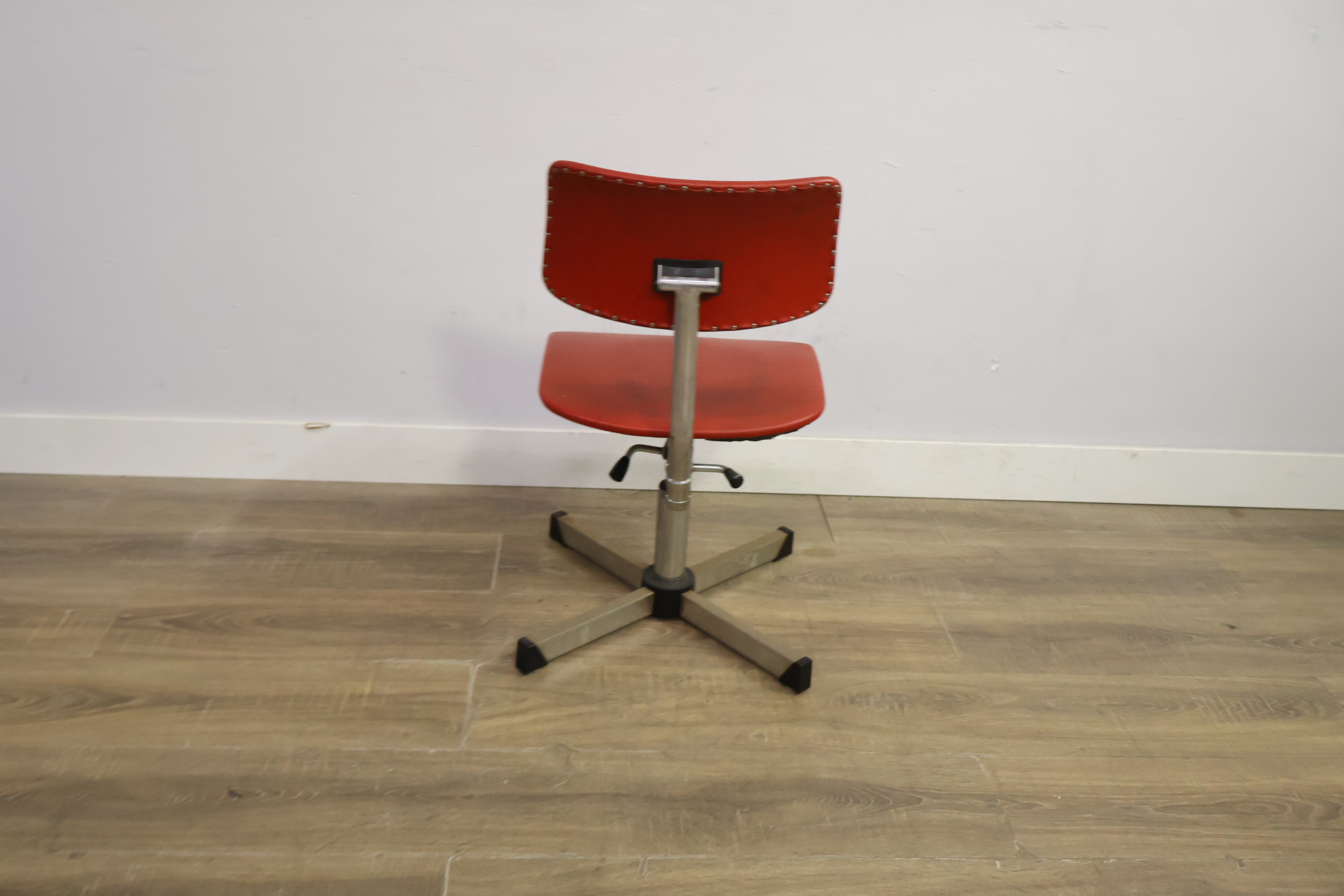 Rode industrieel bureaustoel met metalen frame – foto 5 – kavel bij GSD Auctions, Zoeterwoude