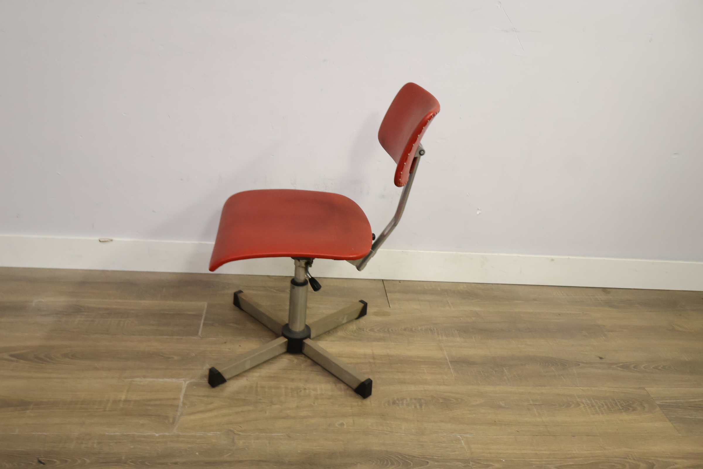 Rode industrieel bureaustoel met metalen frame – foto 7 – kavel bij GSD Auctions, Zoeterwoude