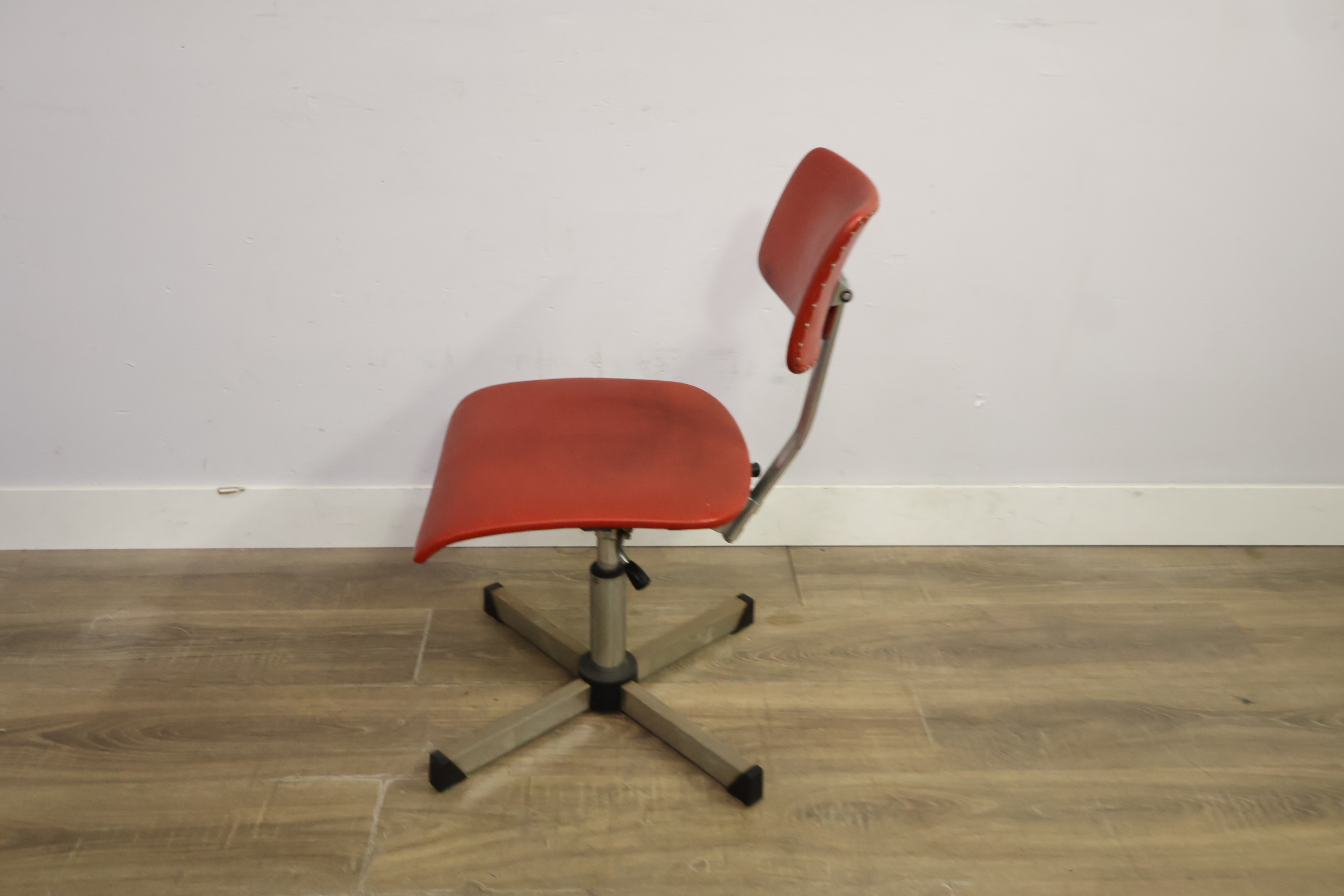 Rode industrieel bureaustoel met metalen frame – foto 8 – kavel bij GSD Auctions, Zoeterwoude
