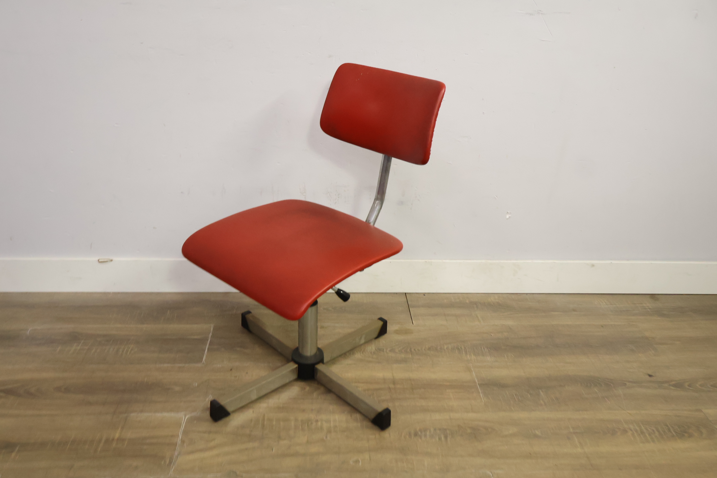 Rode industrieel bureaustoel met metalen frame – foto 10 – kavel bij GSD Auctions, Zoeterwoude