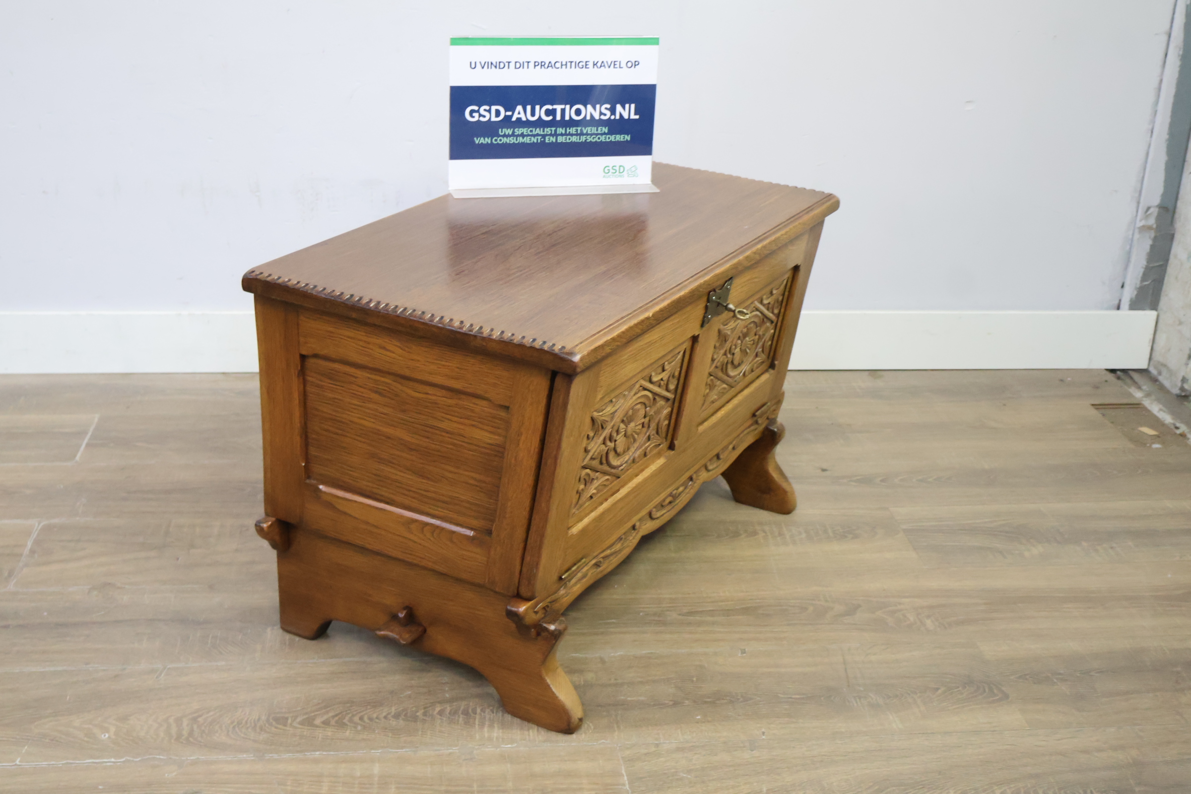 Houten kist met gesneden decoratie en sleutel – foto 2 – kavel bij GSD Auctions, Zoeterwoude