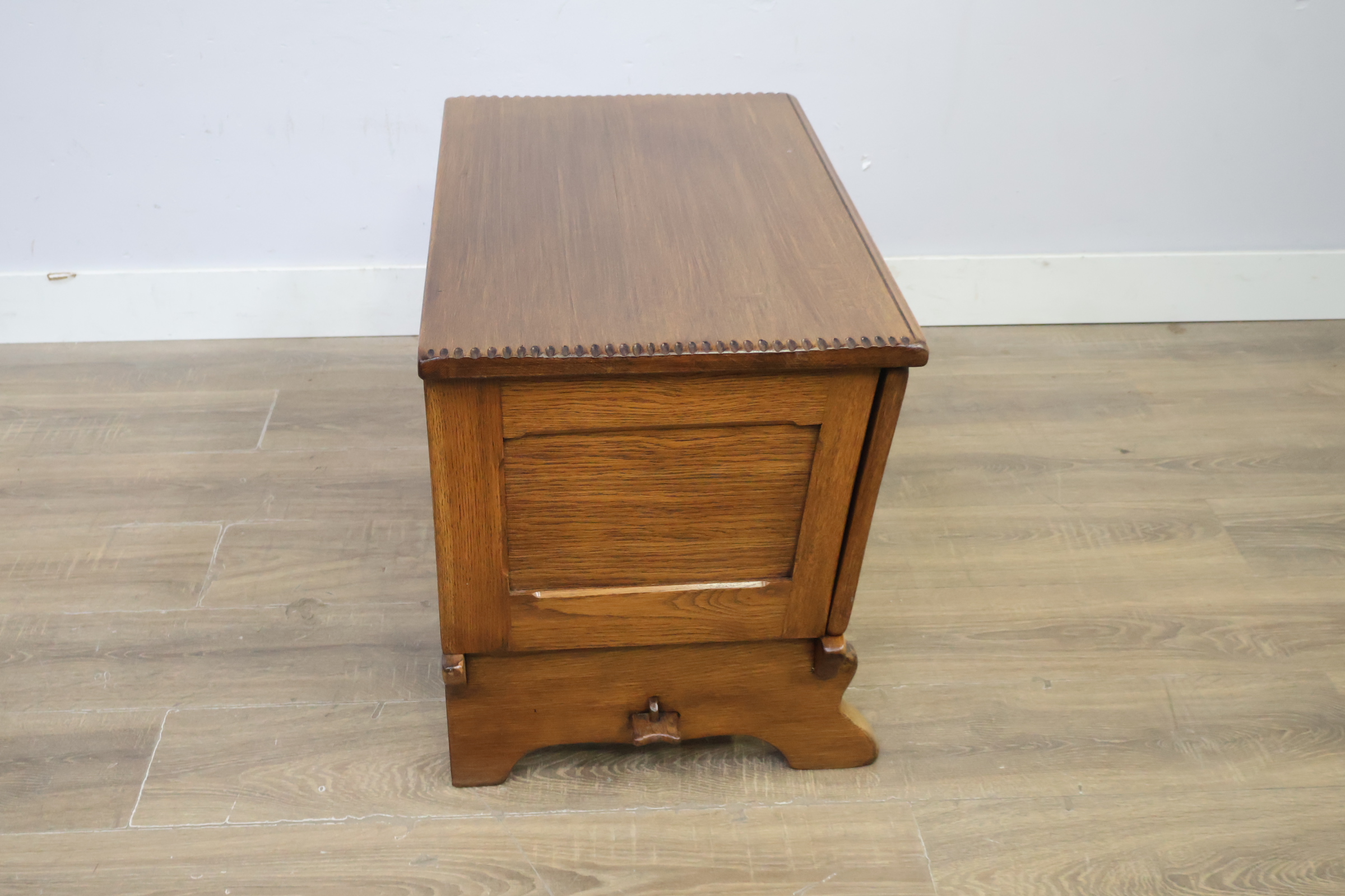Houten kist met gesneden decoratie en sleutel – foto 4 – kavel bij GSD Auctions, Zoeterwoude