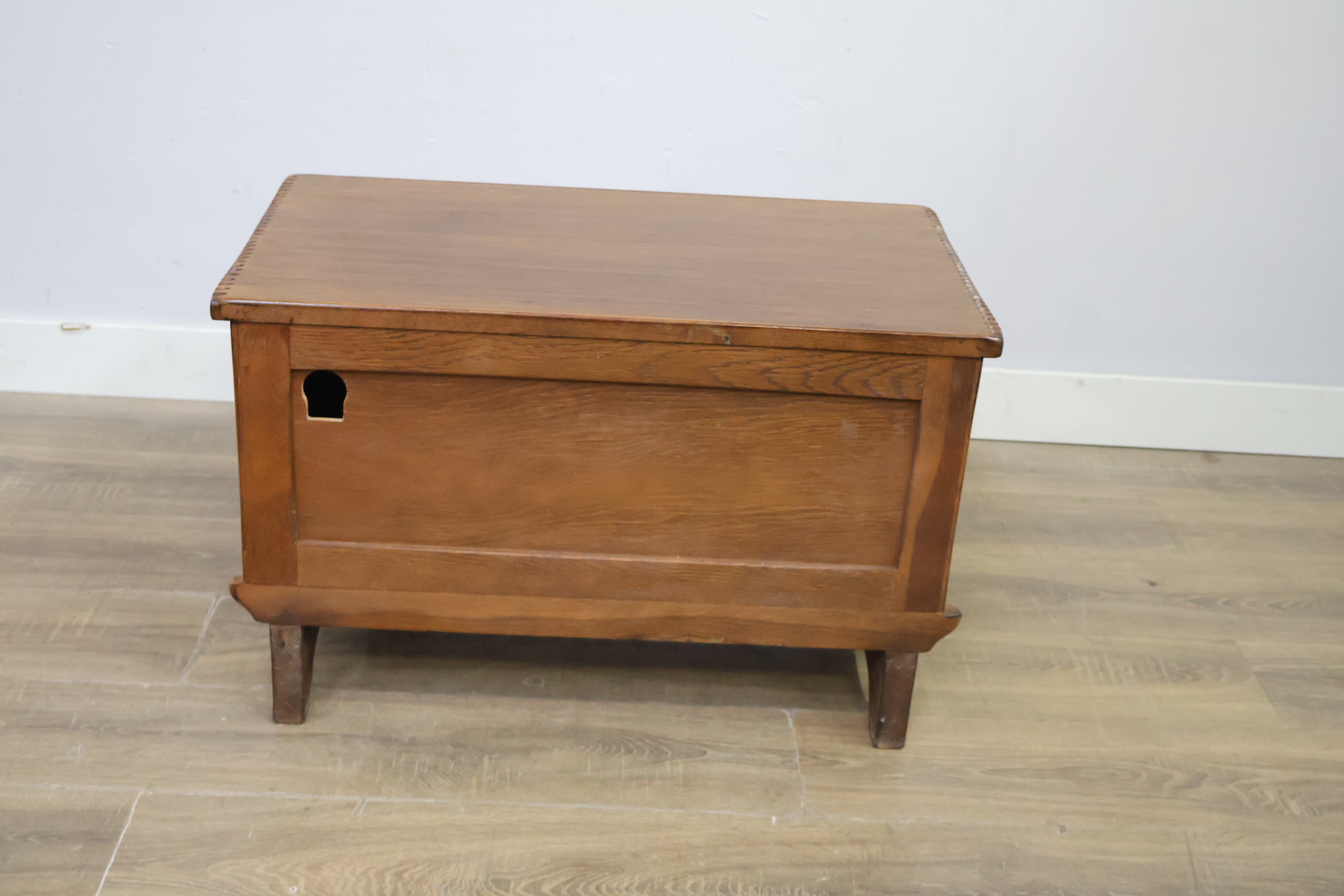 Houten kist met gesneden decoratie en sleutel – foto 5 – kavel bij GSD Auctions, Zoeterwoude