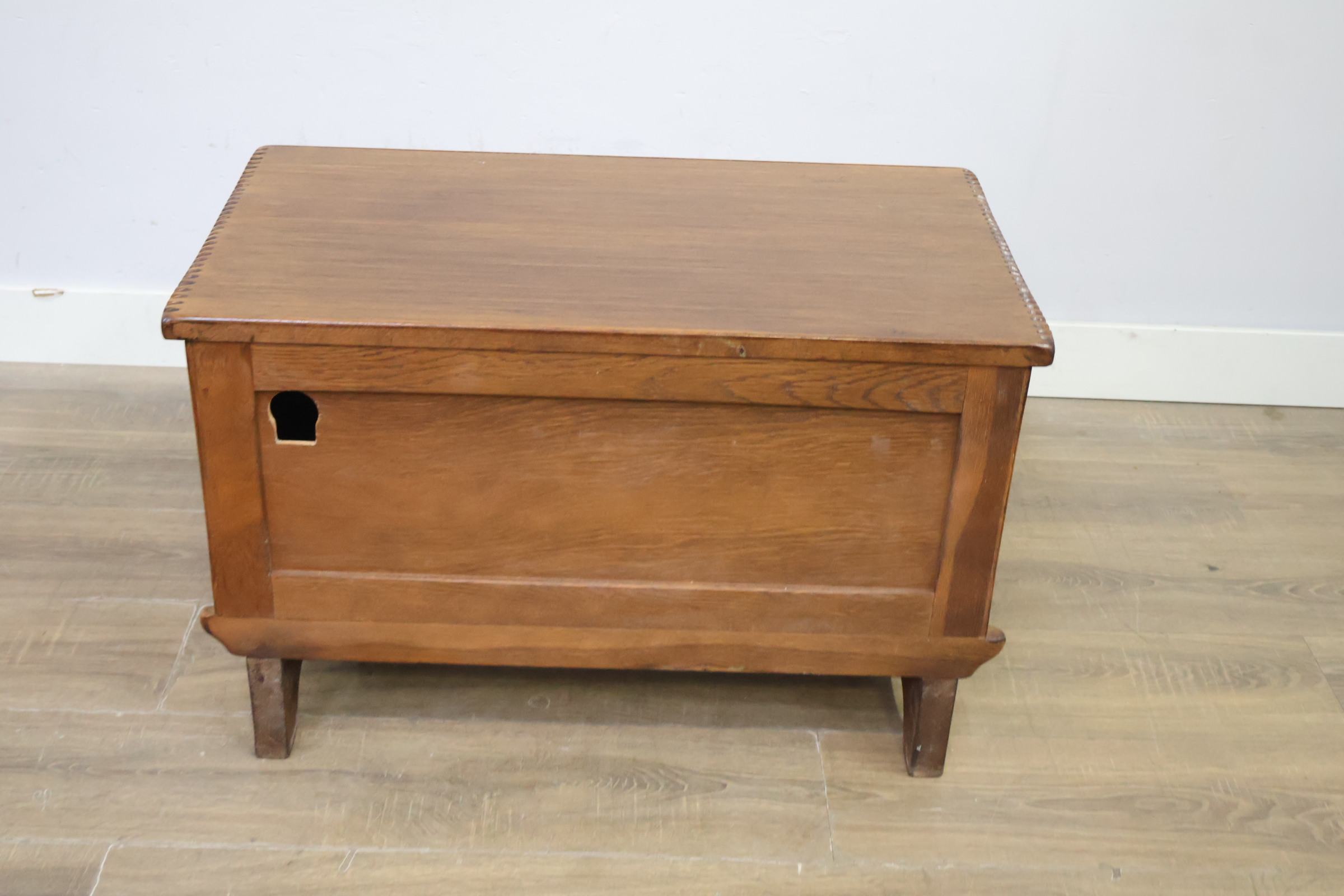 Houten kist met gesneden decoratie en sleutel – foto 6 – kavel bij GSD Auctions, Zoeterwoude