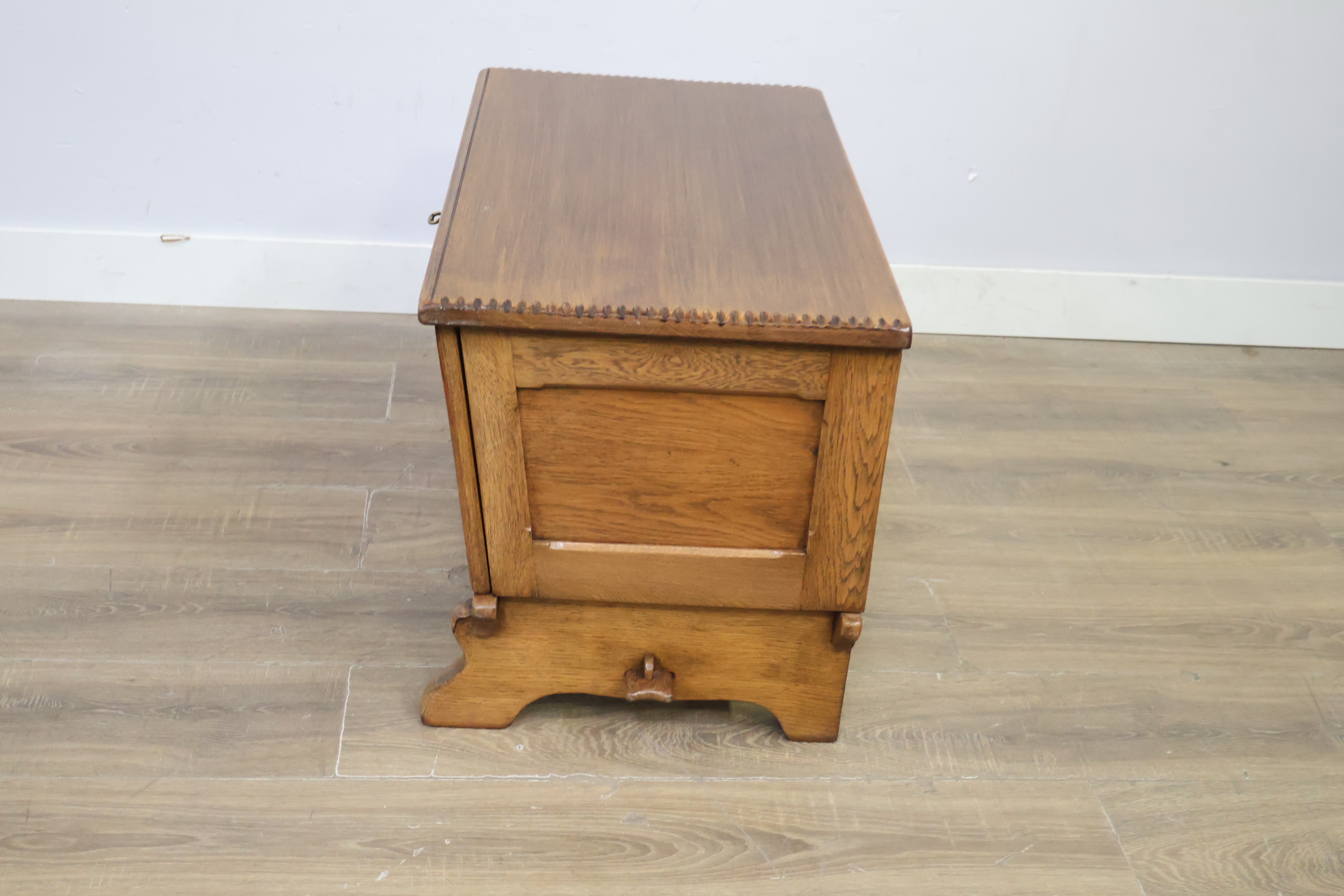 Houten kist met gesneden decoratie en sleutel – foto 7 – kavel bij GSD Auctions, Zoeterwoude