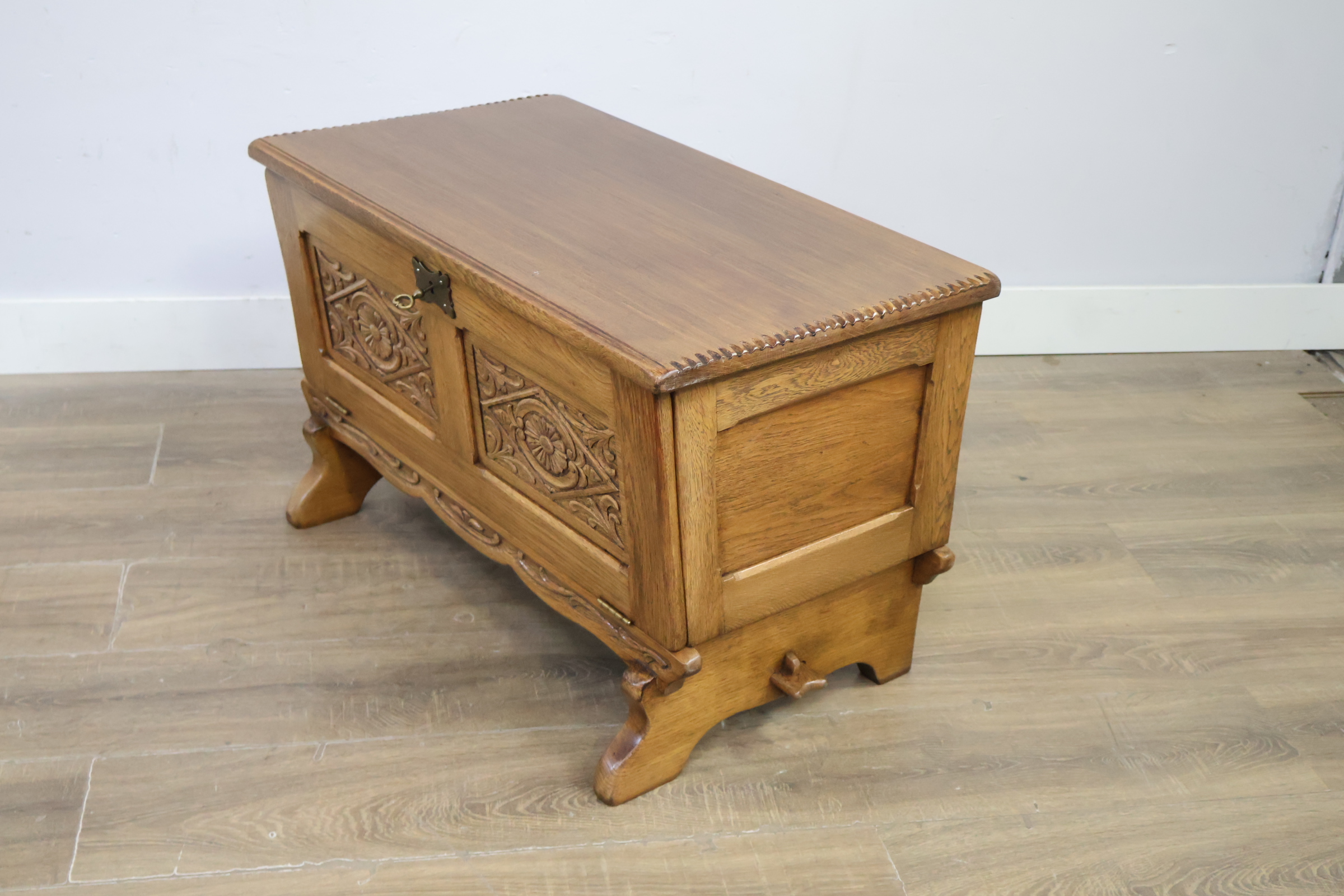 Houten kist met gesneden decoratie en sleutel – foto 10 – kavel bij GSD Auctions, Zoeterwoude