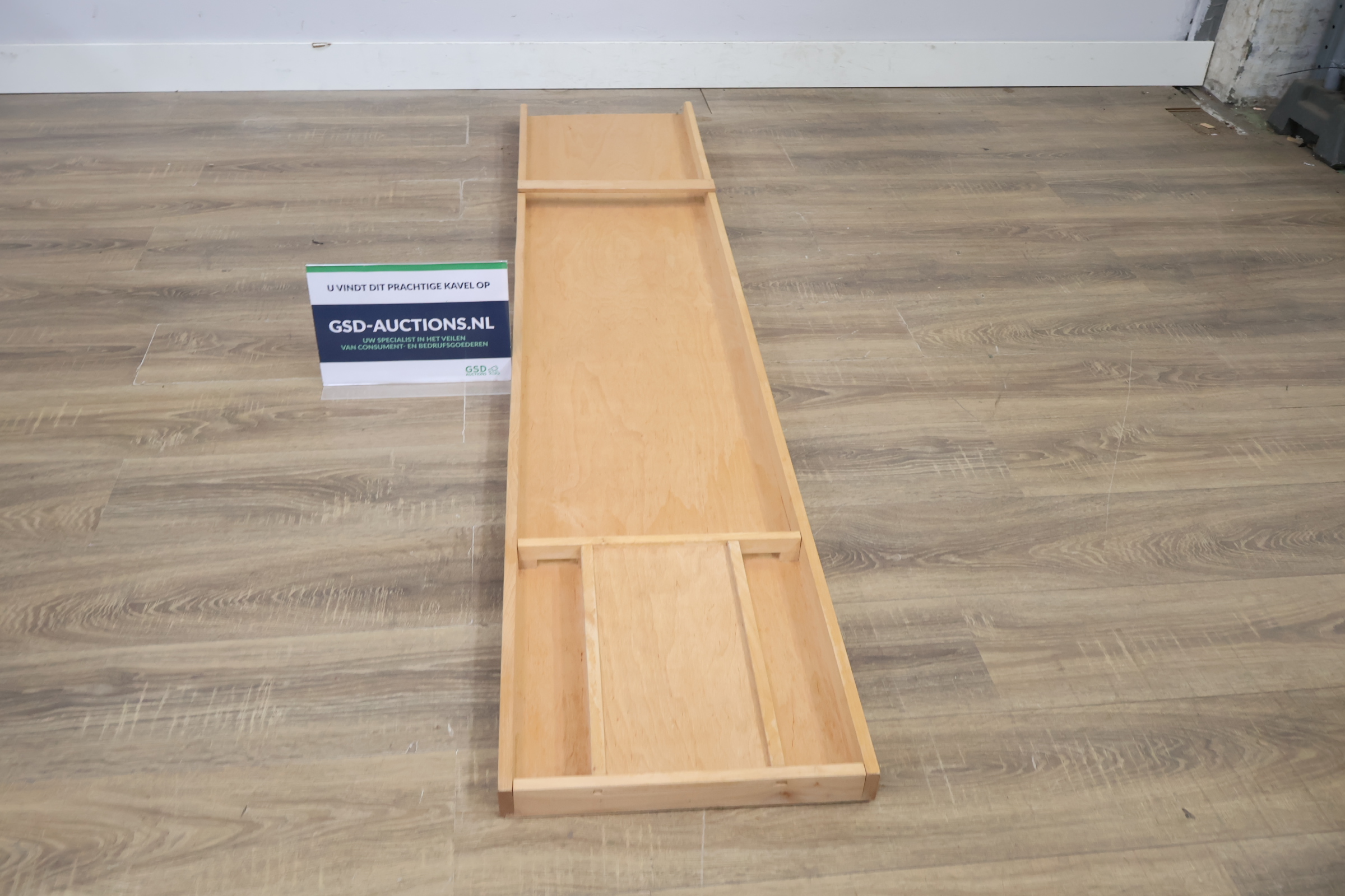 Houten schuine plank met opstaande randen – foto 2 – kavel bij GSD Auctions, Zoeterwoude