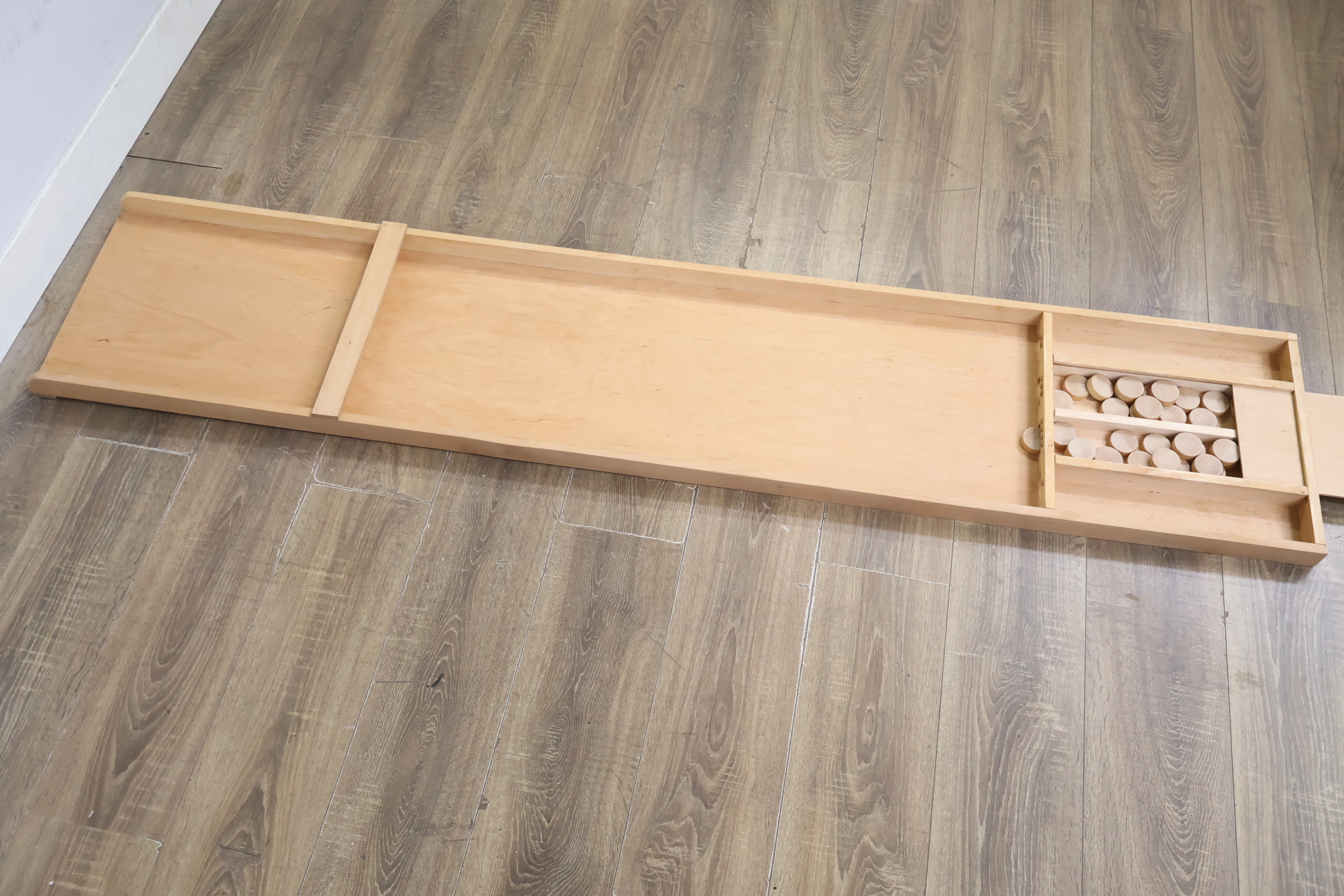 Houten schuine plank met opstaande randen – foto 3 – kavel bij GSD Auctions, Zoeterwoude