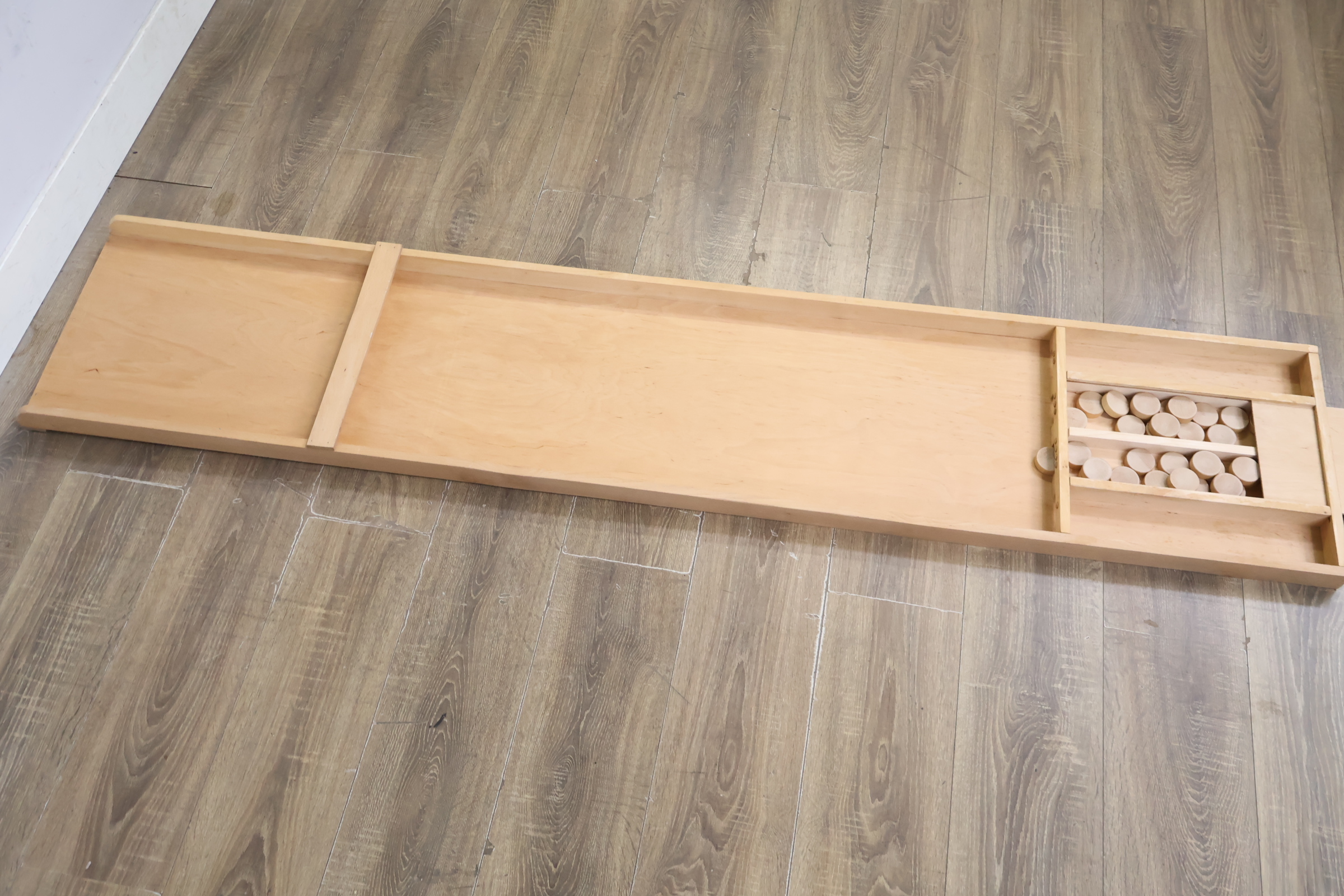 Houten schuine plank met opstaande randen – foto 4 – kavel bij GSD Auctions, Zoeterwoude