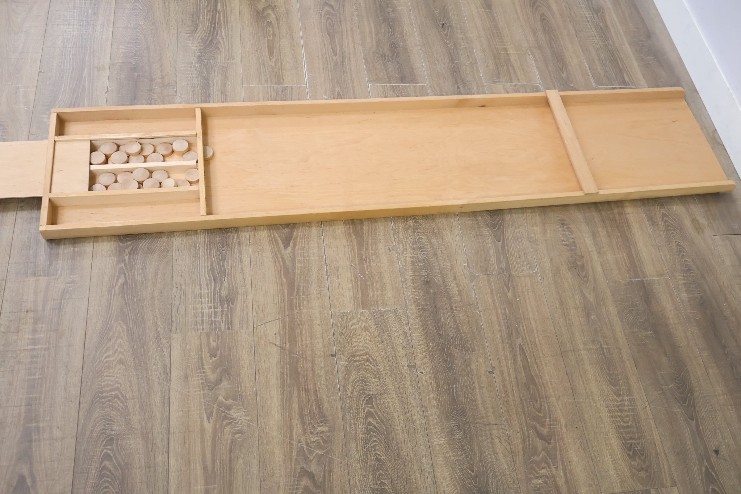 Houten schuine plank met opstaande randen – foto 5 – kavel bij GSD Auctions, Zoeterwoude