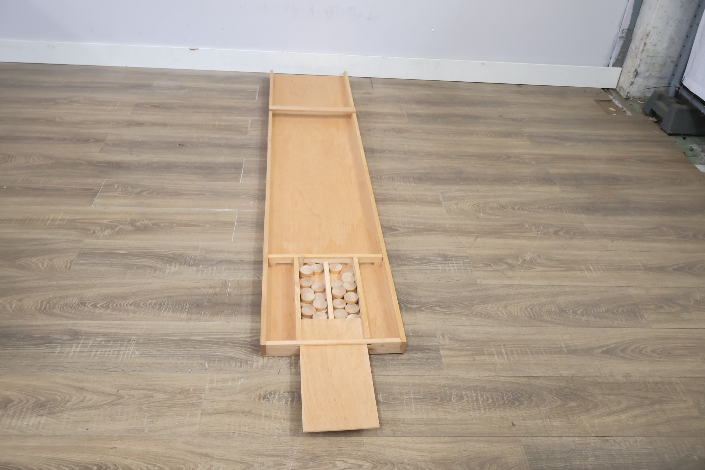 Houten schuine plank met opstaande randen – foto 6 – kavel bij GSD Auctions, Zoeterwoude