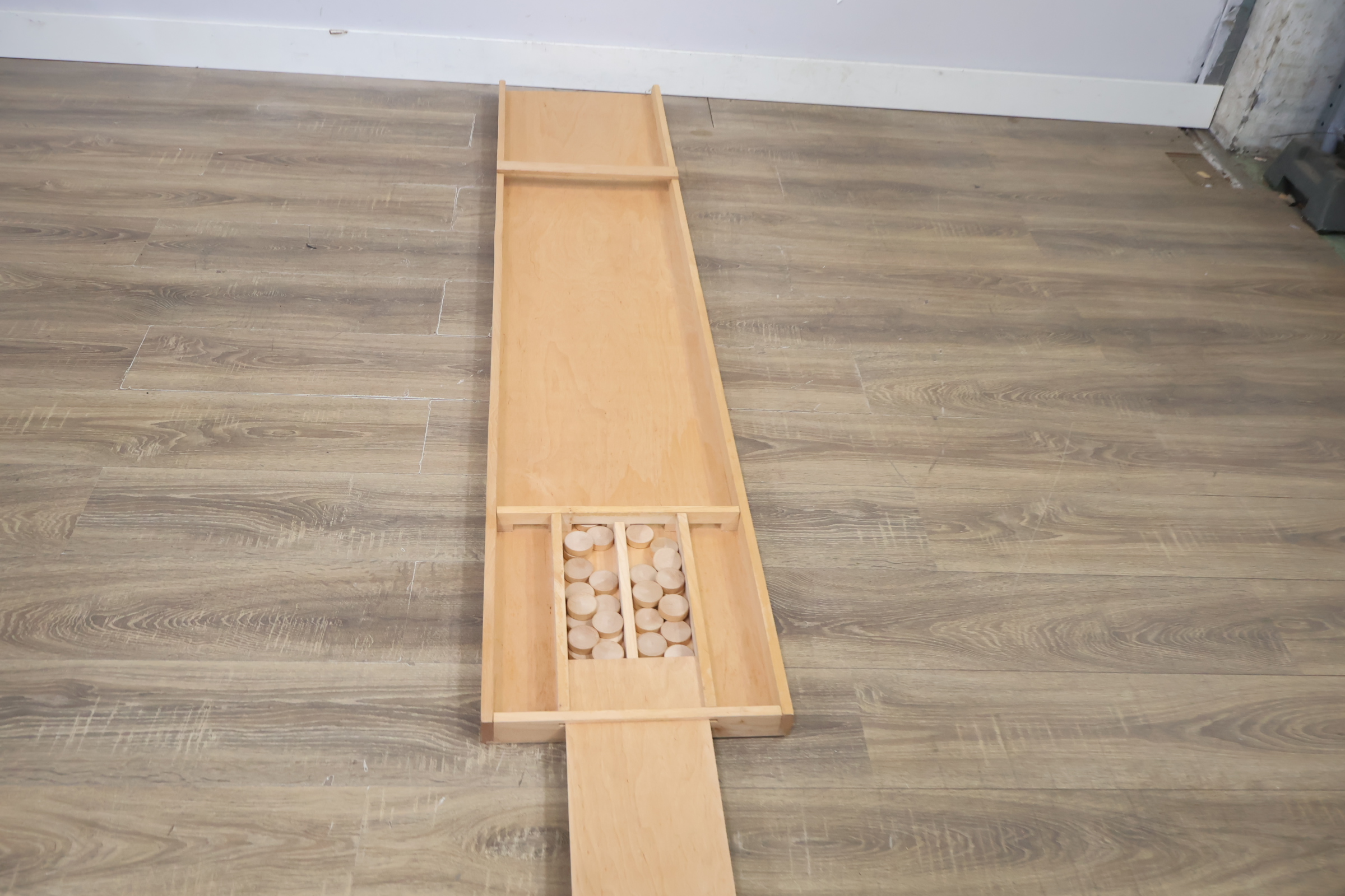 Houten schuine plank met opstaande randen – foto 7 – kavel bij GSD Auctions, Zoeterwoude