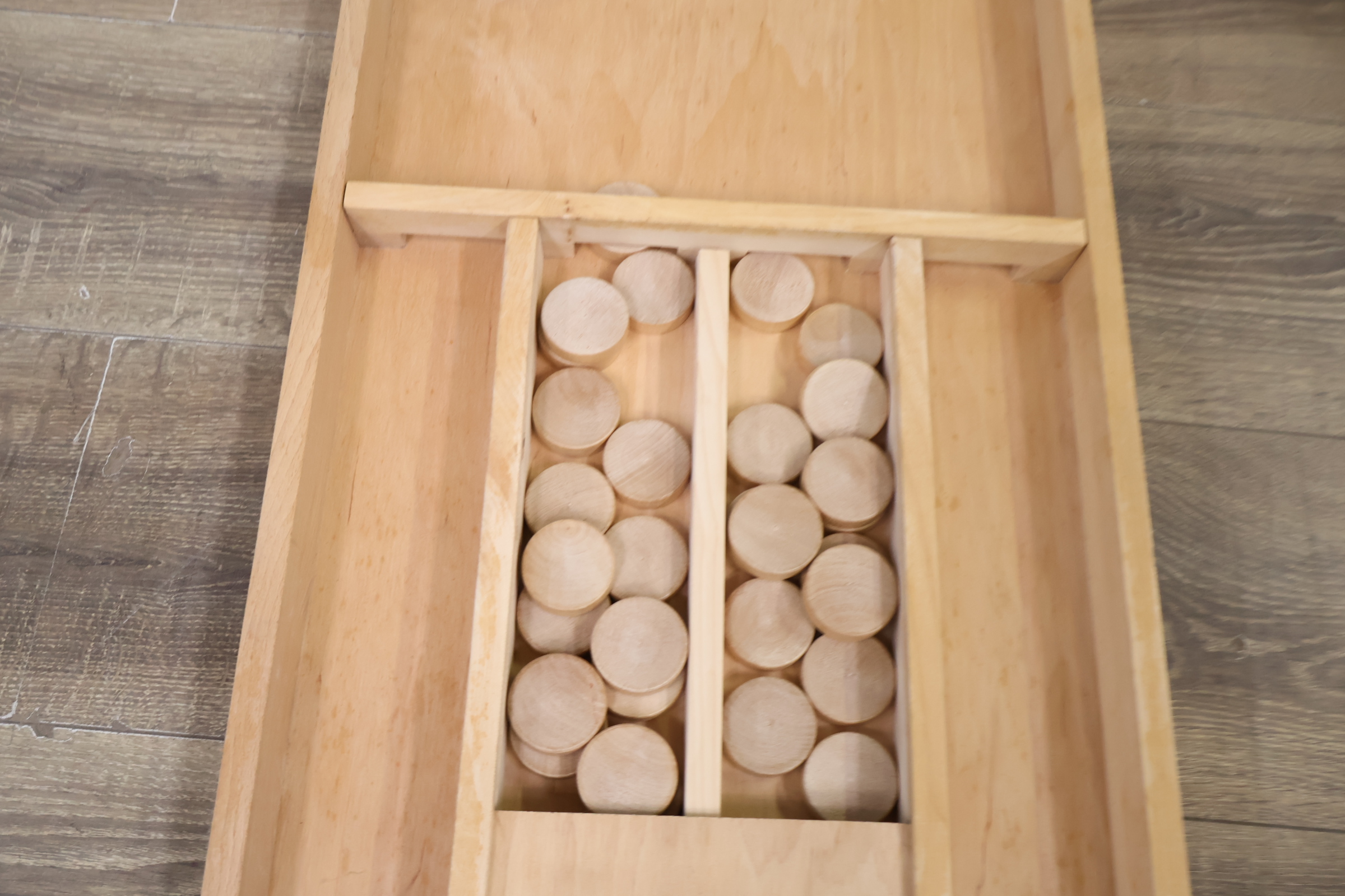 Houten schuine plank met opstaande randen – foto 8 – kavel bij GSD Auctions, Zoeterwoude