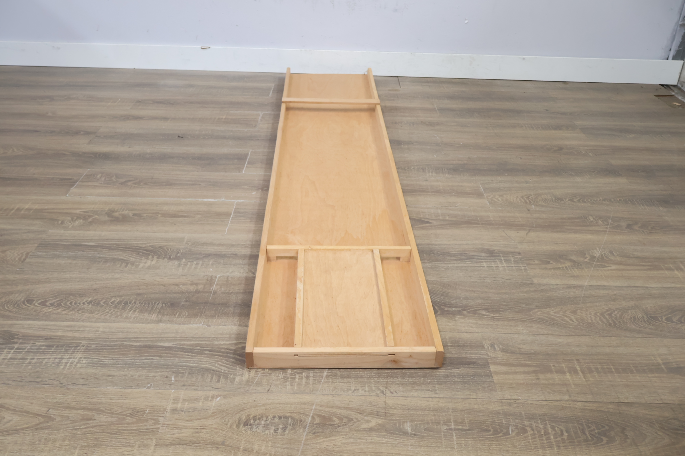 Houten schuine plank met opstaande randen – foto 9 – kavel bij GSD Auctions, Zoeterwoude