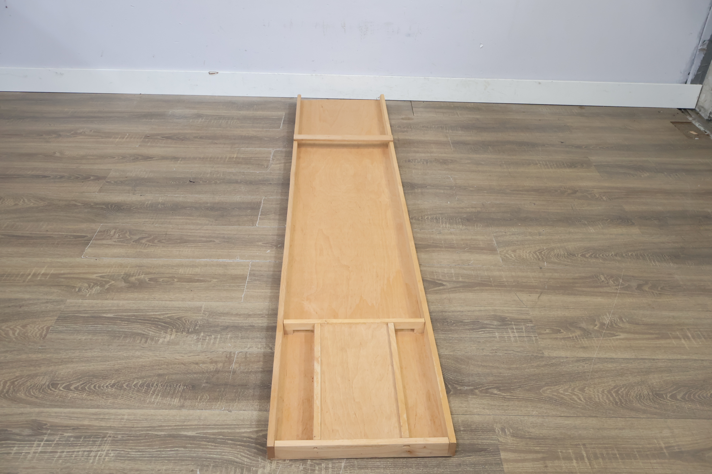 Houten schuine plank met opstaande randen – foto 10 – kavel bij GSD Auctions, Zoeterwoude