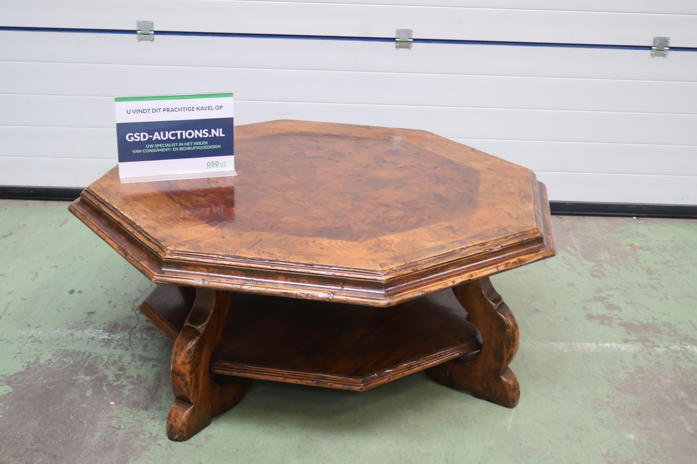 Octagonale houten salontafel – foto 2 – kavel bij GSD Auctions, Zoeterwoude