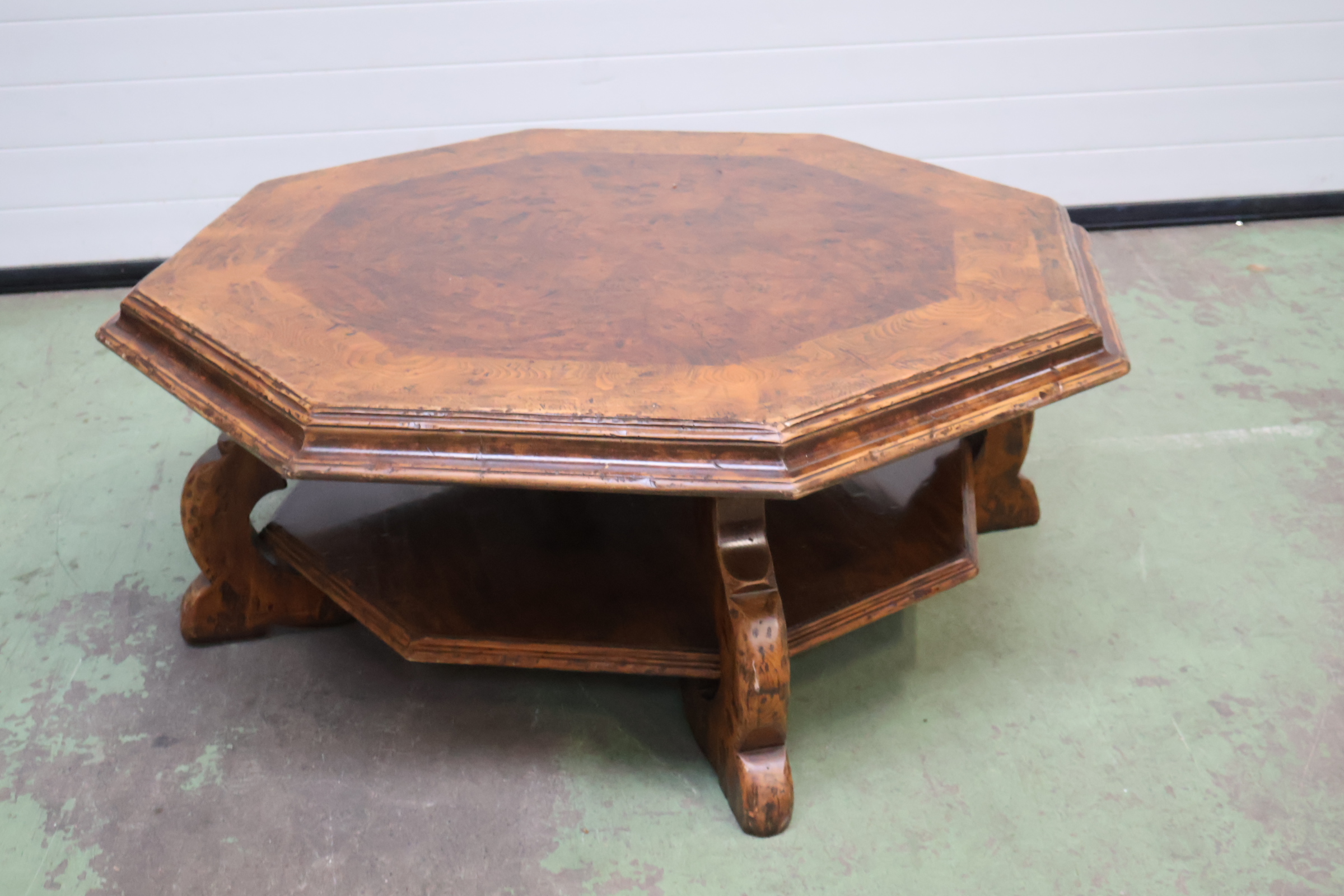 Octagonale houten salontafel – foto 3 – kavel bij GSD Auctions, Zoeterwoude