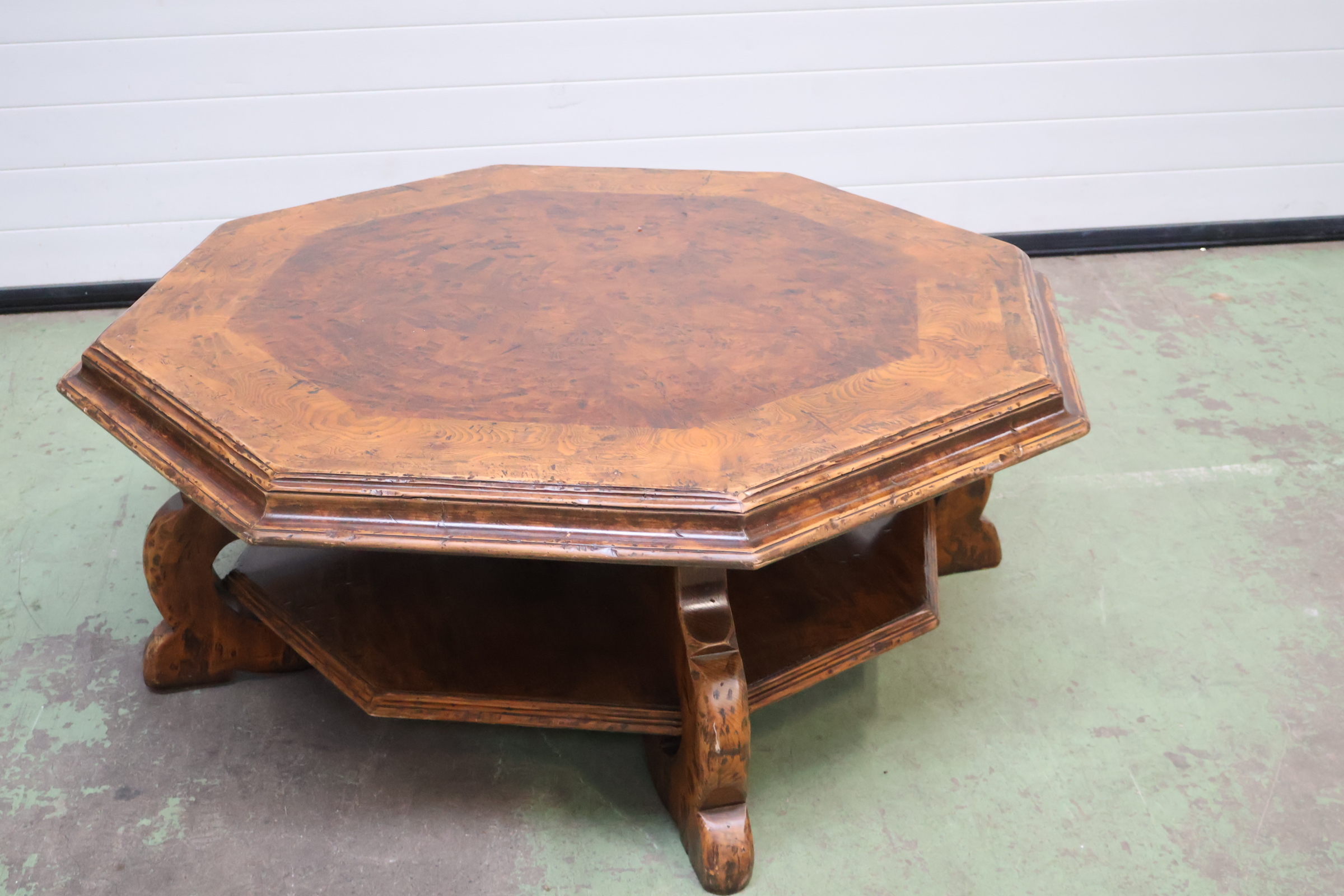 Octagonale houten salontafel – foto 4 – kavel bij GSD Auctions, Zoeterwoude