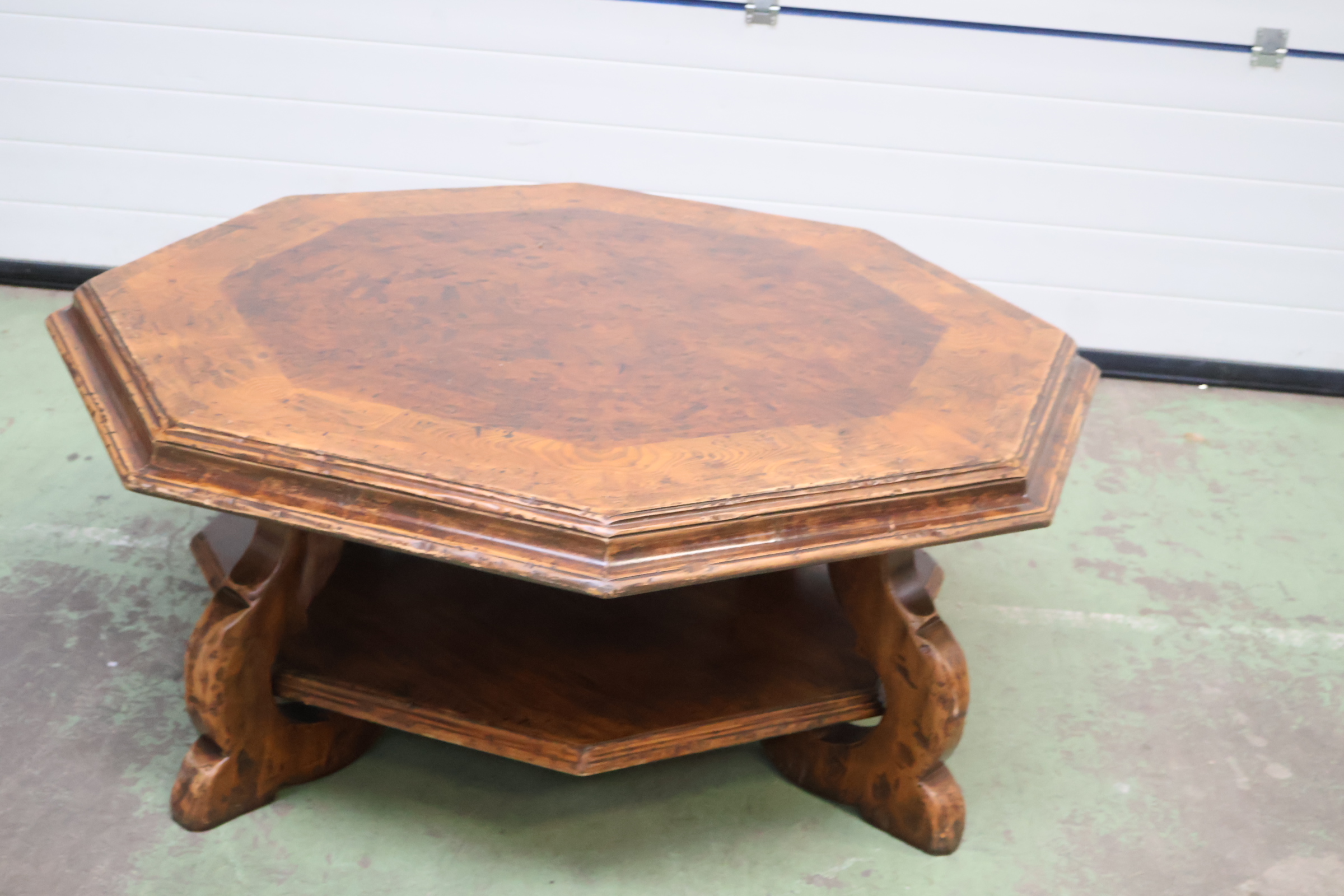 Octagonale houten salontafel – foto 5 – kavel bij GSD Auctions, Zoeterwoude