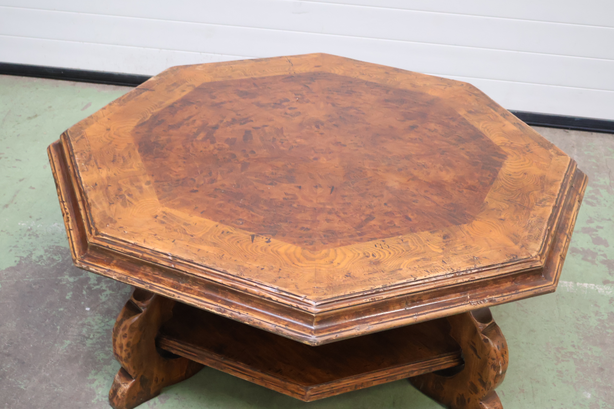 Octagonale houten salontafel – foto 6 – kavel bij GSD Auctions, Zoeterwoude