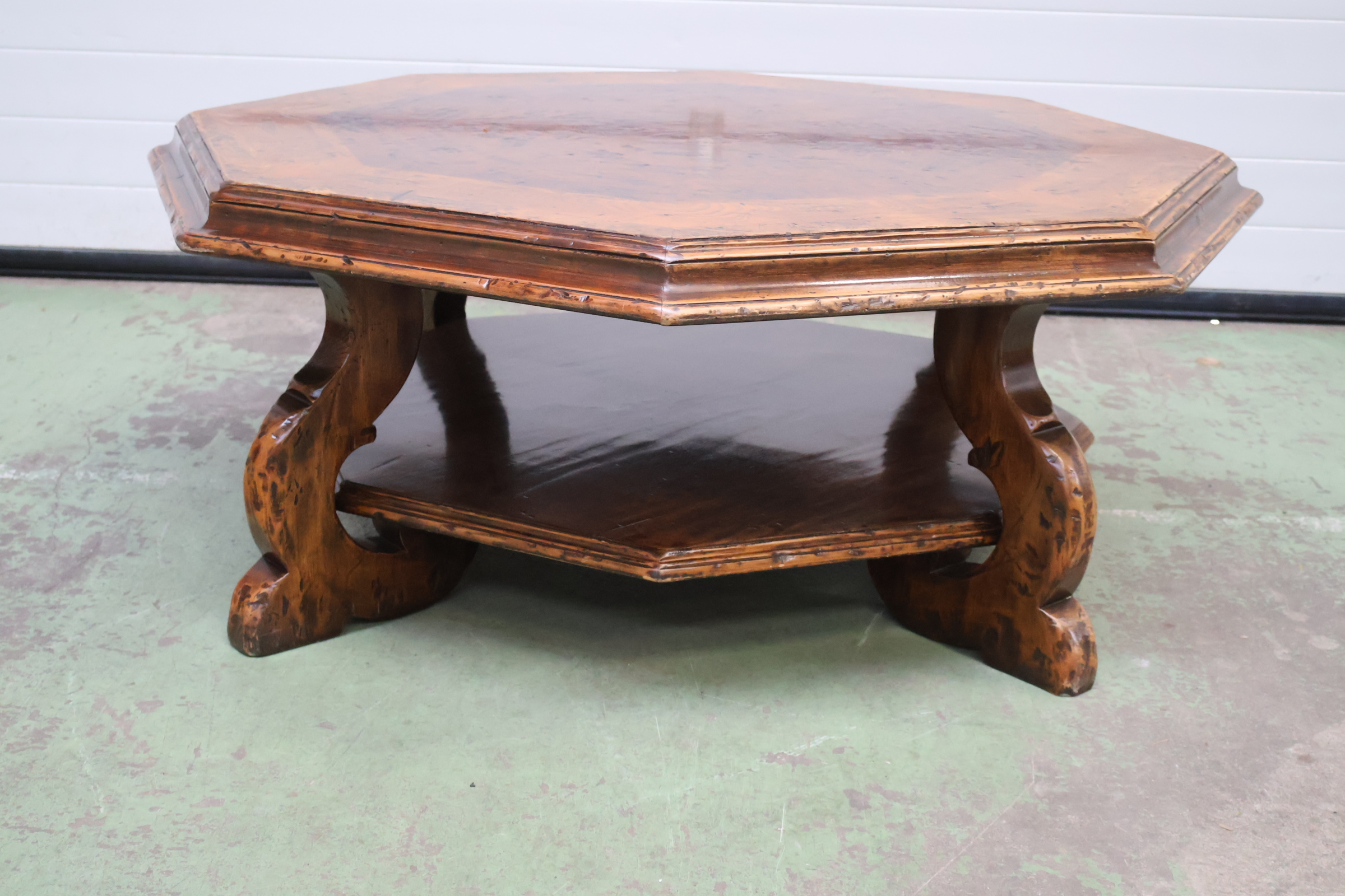 Octagonale houten salontafel – foto 9 – kavel bij GSD Auctions, Zoeterwoude