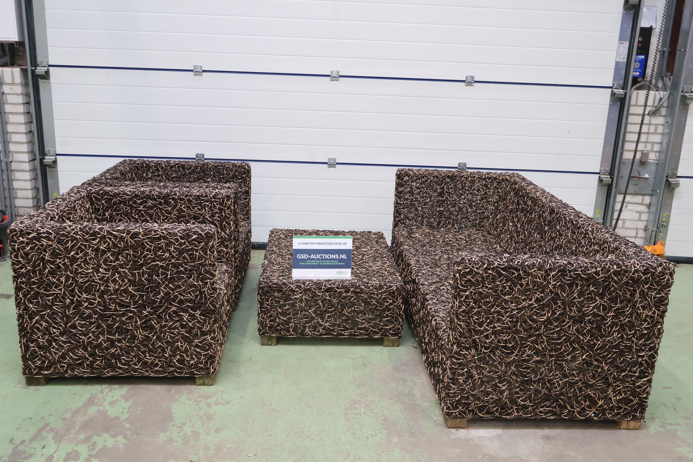 Bruin gemêleerde stoffen bankstellen en poef – foto 2 – kavel bij GSD Auctions, Zoeterwoude