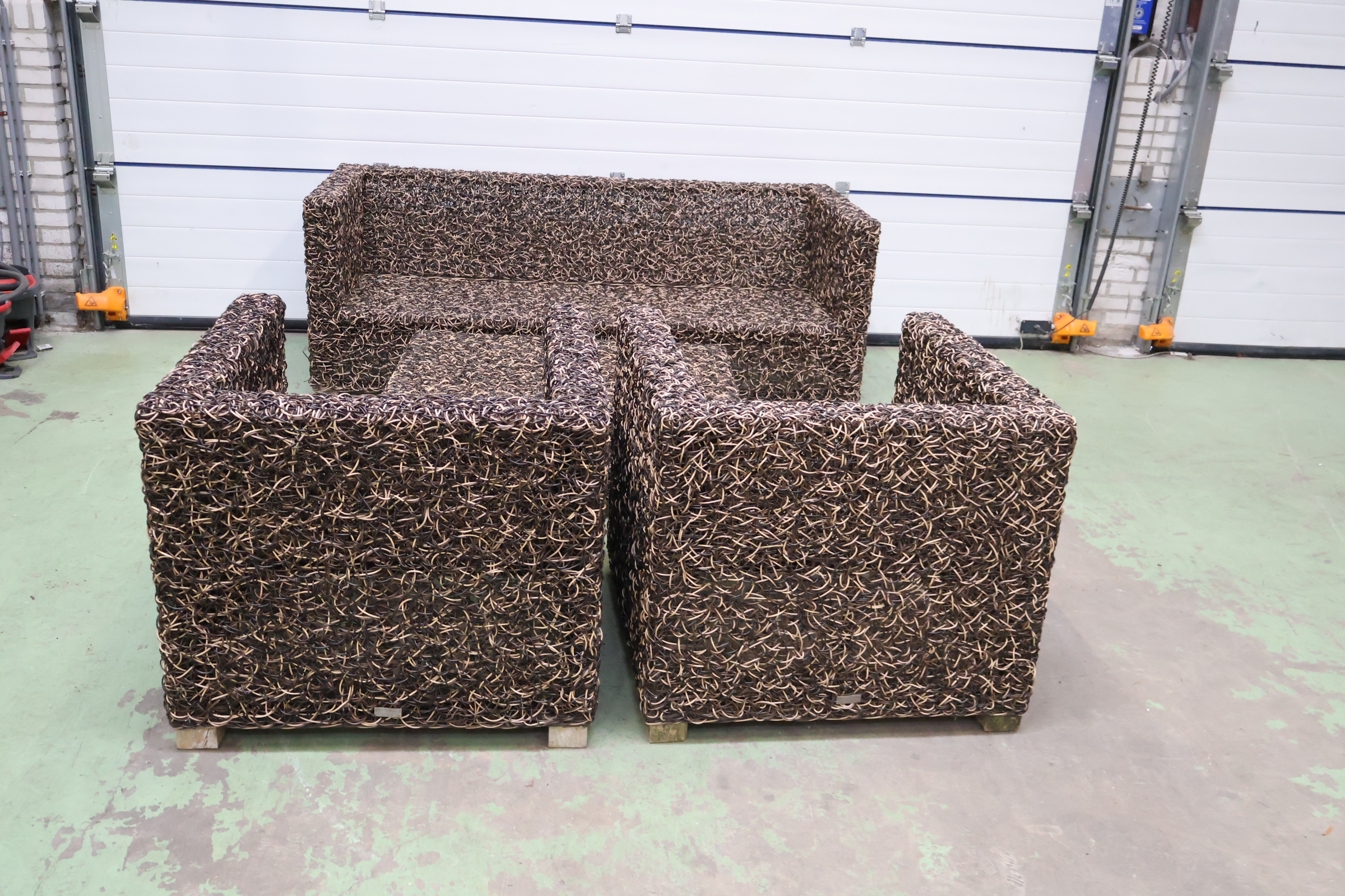 Bruin gemêleerde stoffen bankstellen en poef – foto 5 – kavel bij GSD Auctions, Zoeterwoude