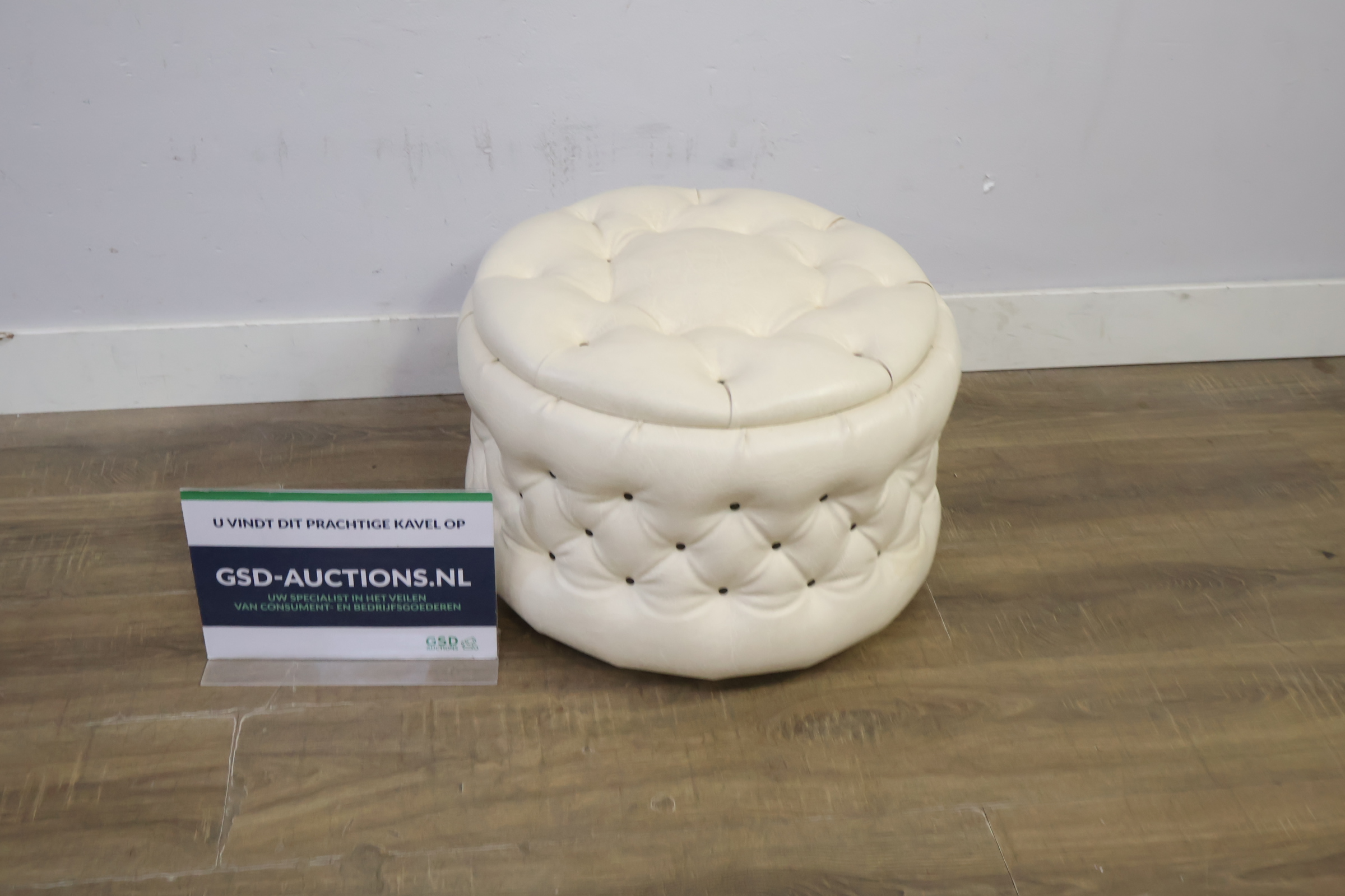 Ronde witte leren poef – foto 2 – kavel bij GSD Auctions, Zoeterwoude