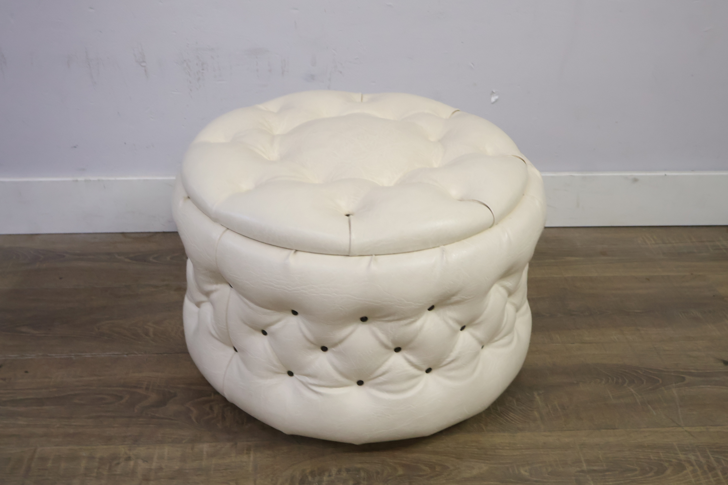 Ronde witte leren poef – foto 3 – kavel bij GSD Auctions, Zoeterwoude