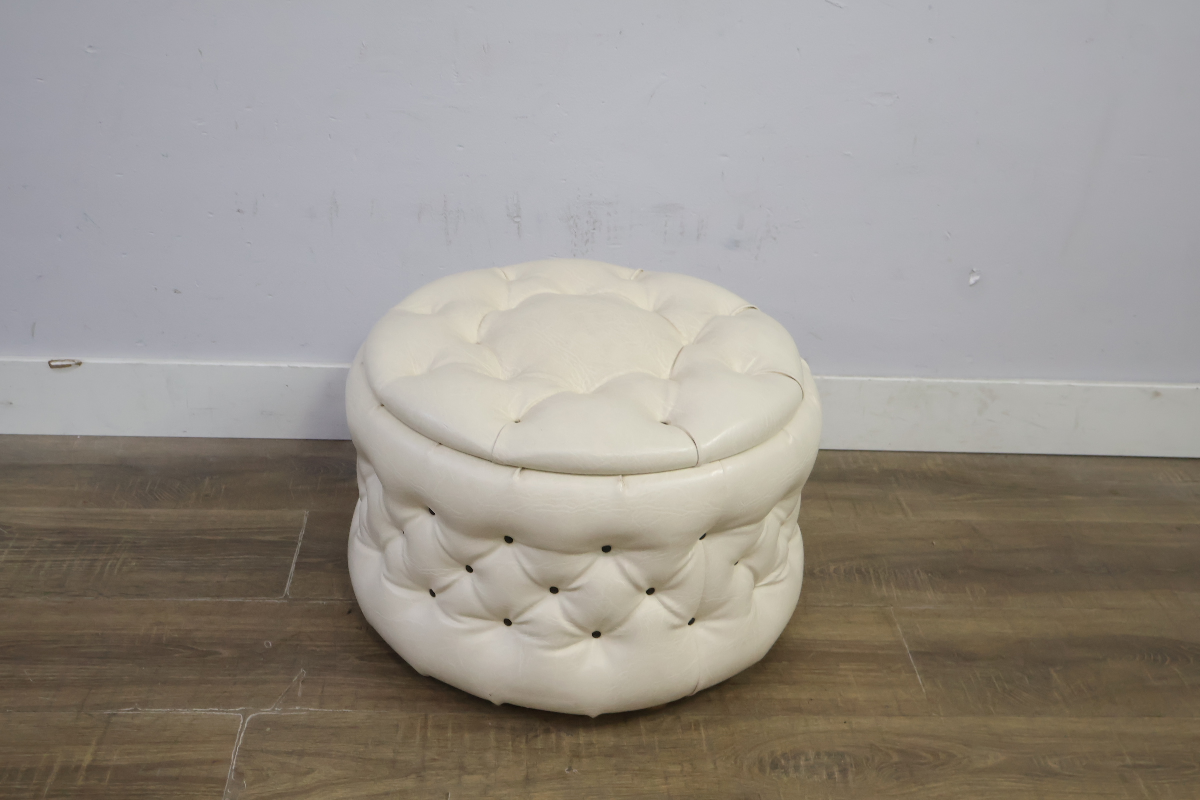 Ronde witte leren poef – foto 4 – kavel bij GSD Auctions, Zoeterwoude